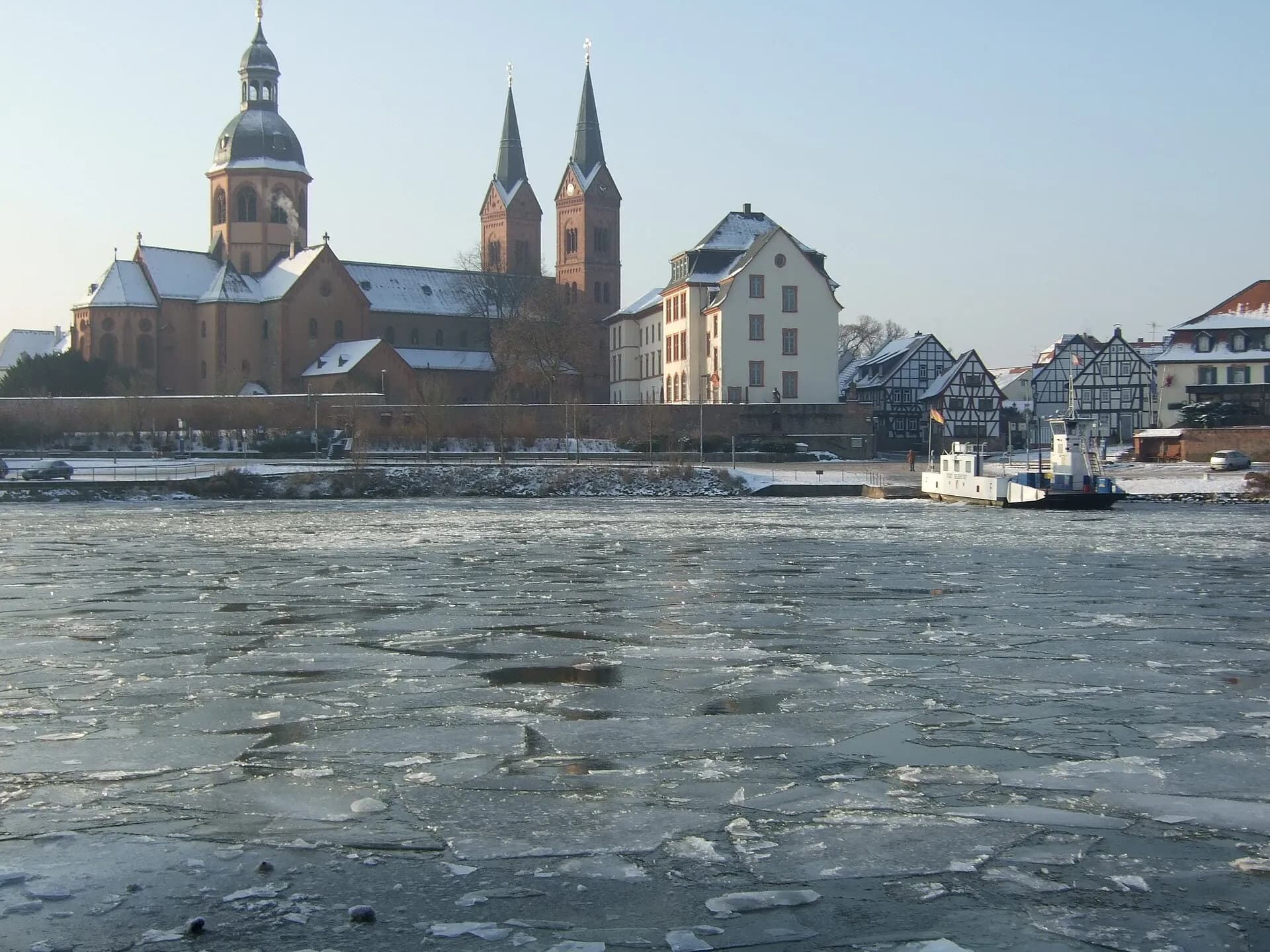 Winterliche Stadtansicht von Seligenstadt am Main
