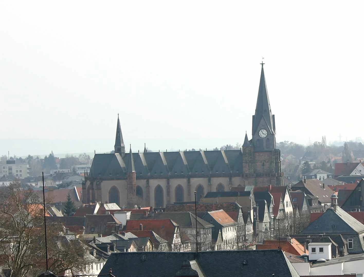 Stadtansicht über die Dächer mit der Stadtkirche in Friedberg (Hessen)