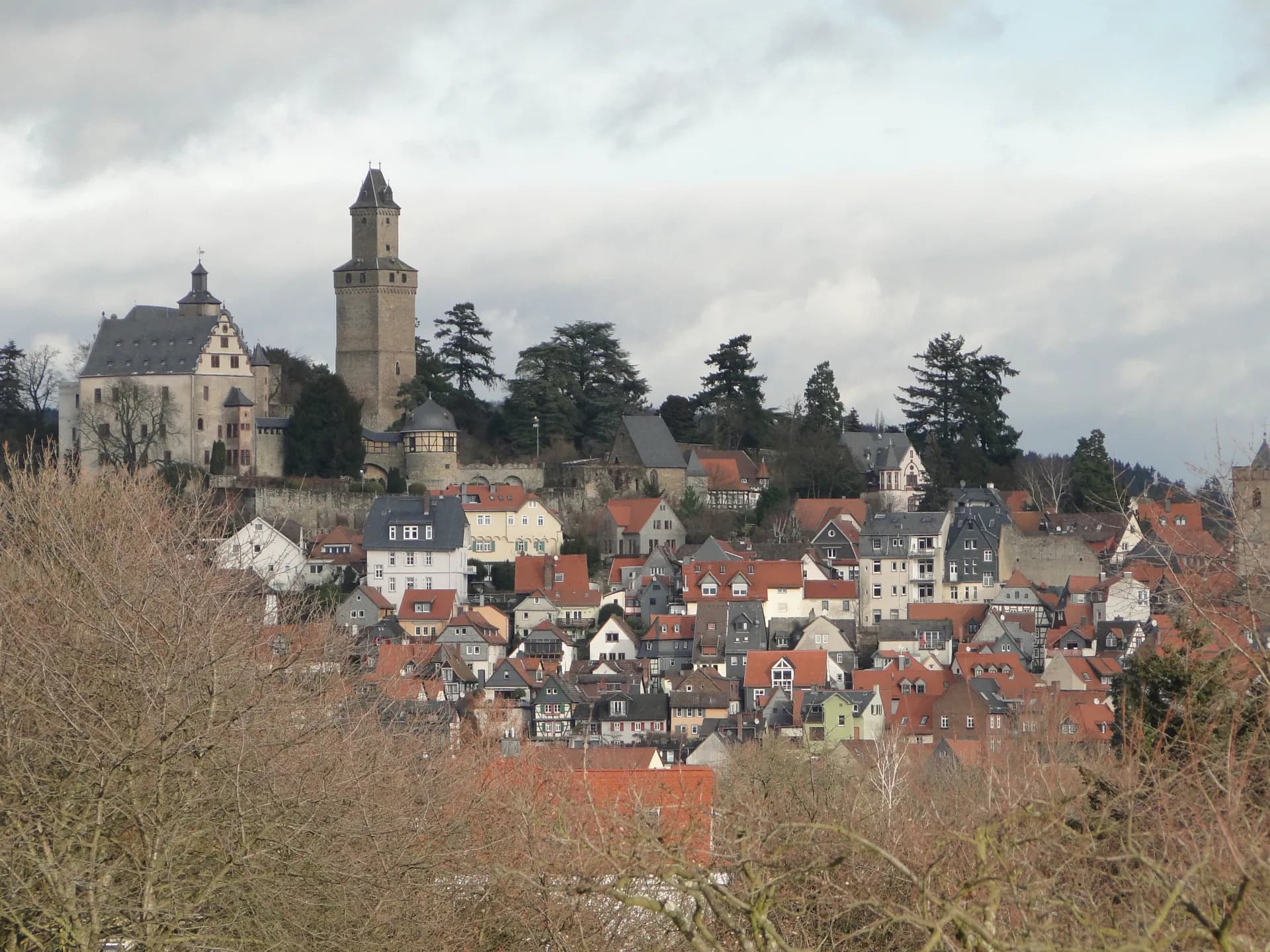 Herbstlicher Blick von Mammolshain auf Kronberg im Taunus