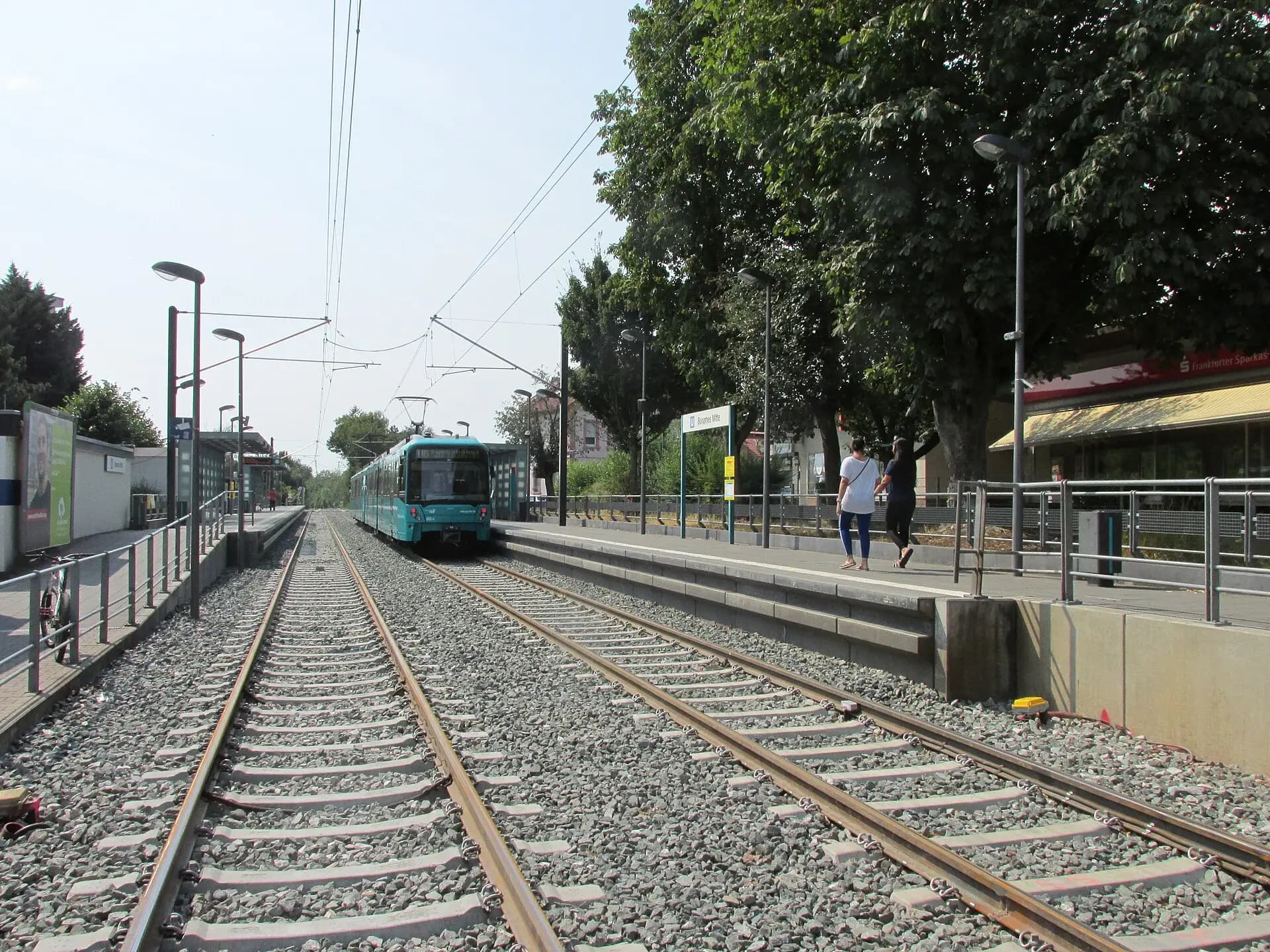 Stadtbahnhaltestelle Bonames Mitte in Frankfurt Bonames