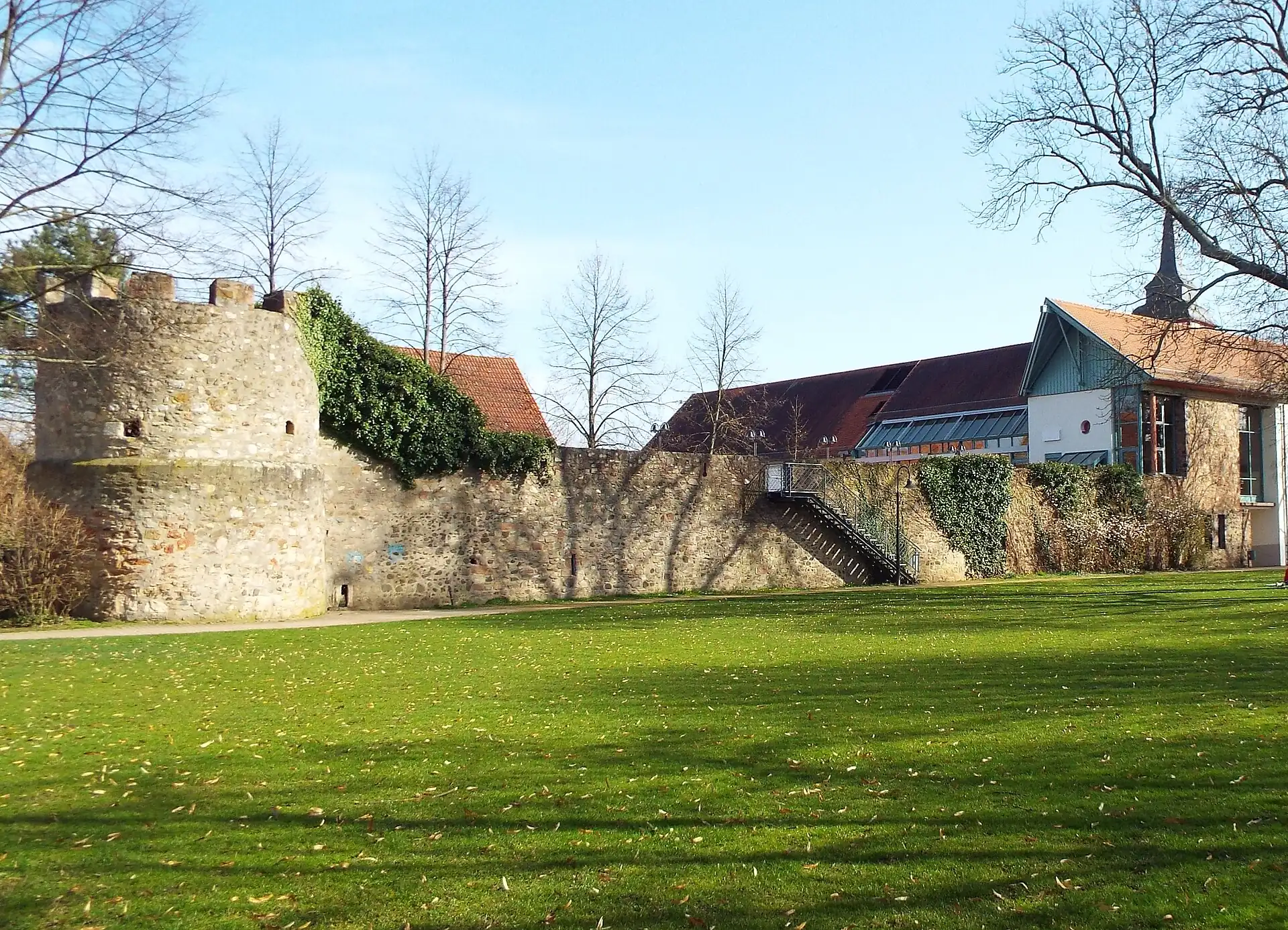 Westlicher Mauerzug der Stadtbefestigung in Reinheim