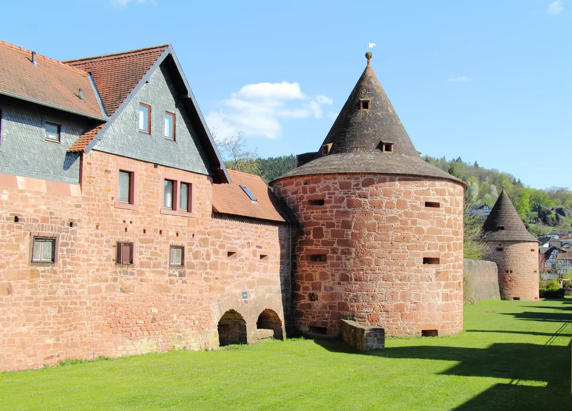 Stadtbefestigung mit Wiese in Büdingen