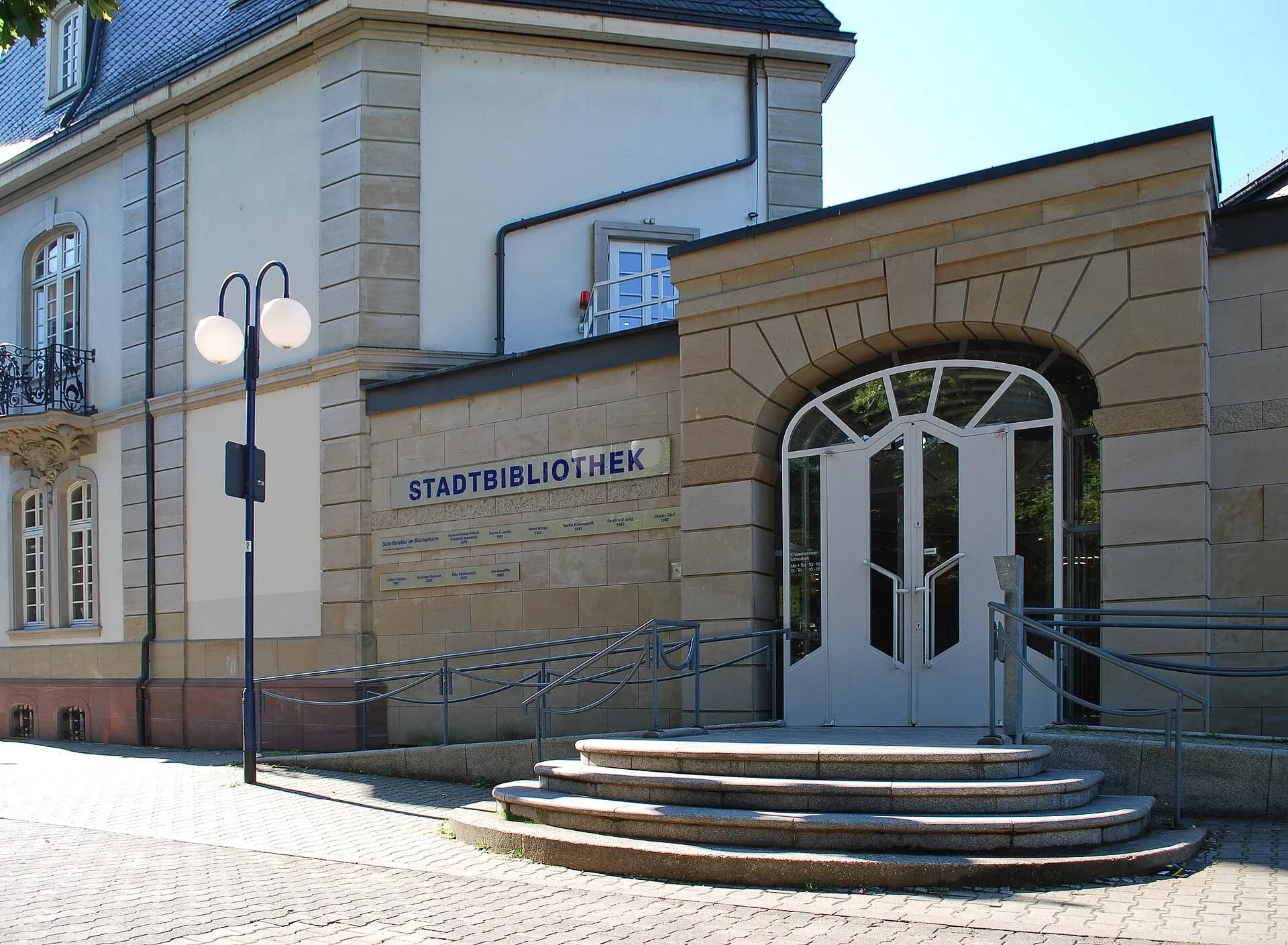 Eingang der Stadtbibliothek in Offenbach