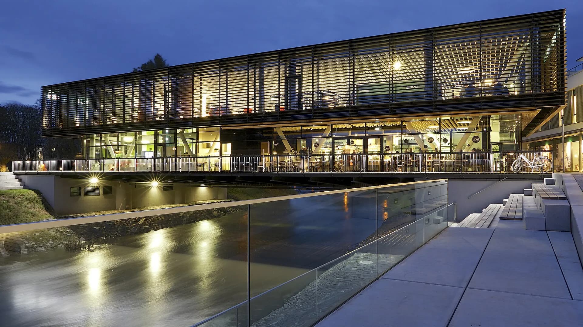 Stadtbibliothek Bad Vilbel am Abend
