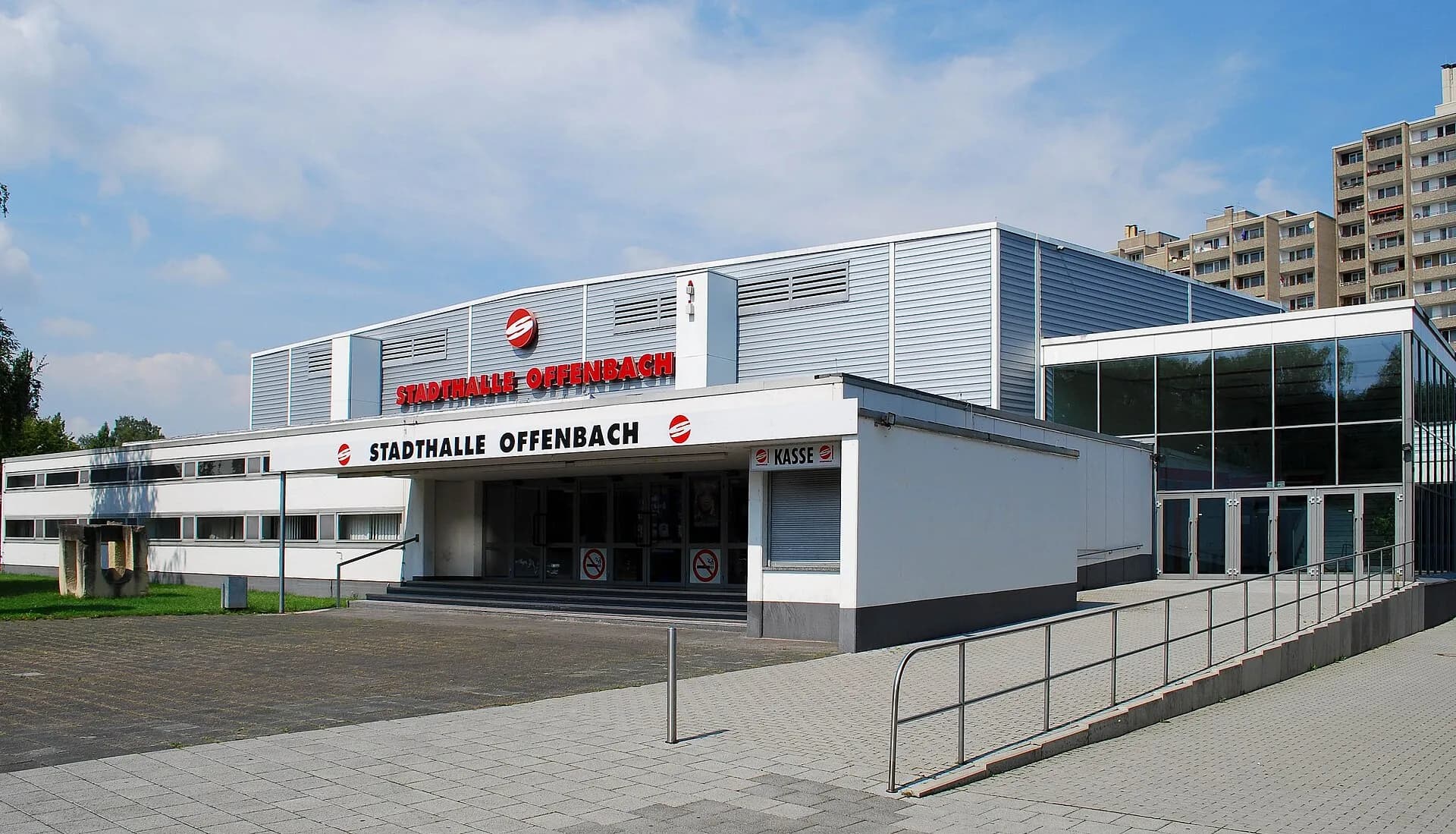 Eingangsseite der Stadthalle Offenbach