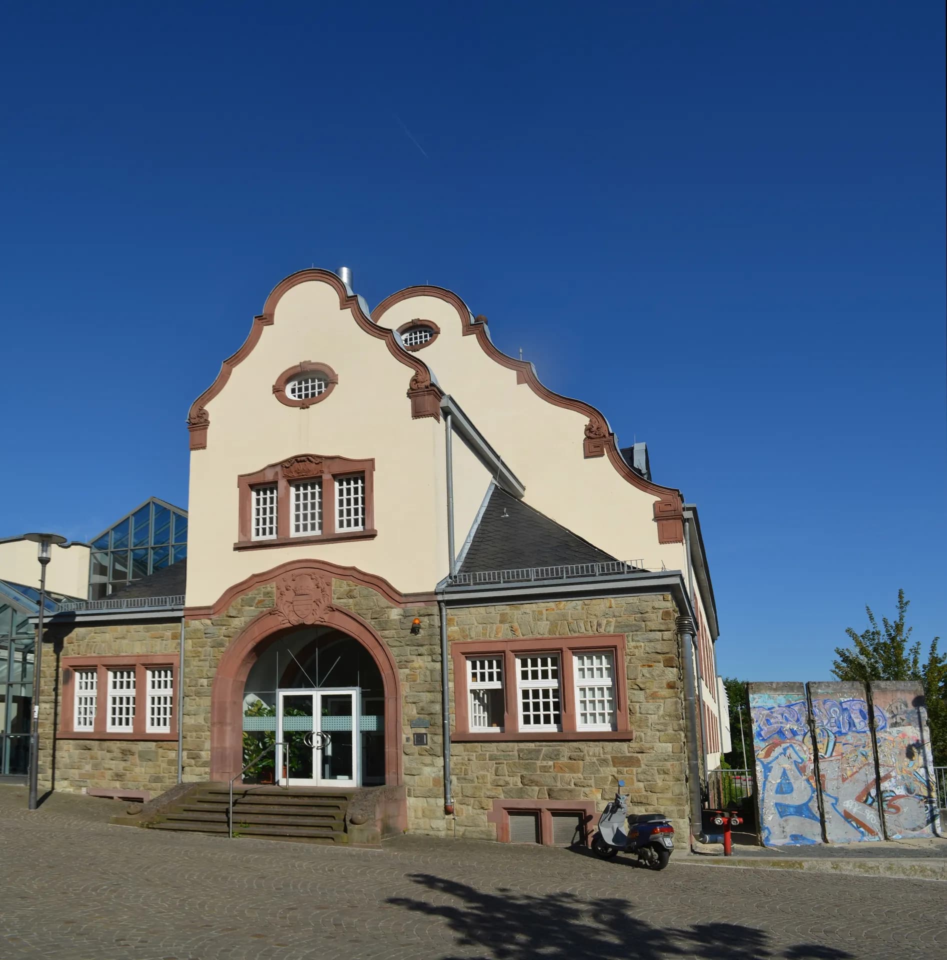 Eingangsfront der Stadthalle in Kronberg im Taunus