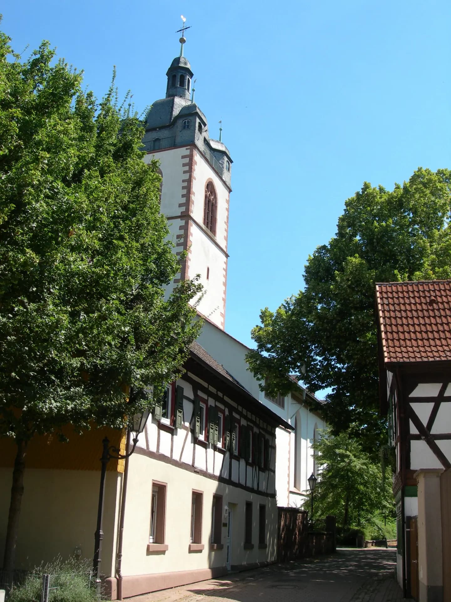 Altstadtgasse an der Stadtkirche in Groß-Gerau