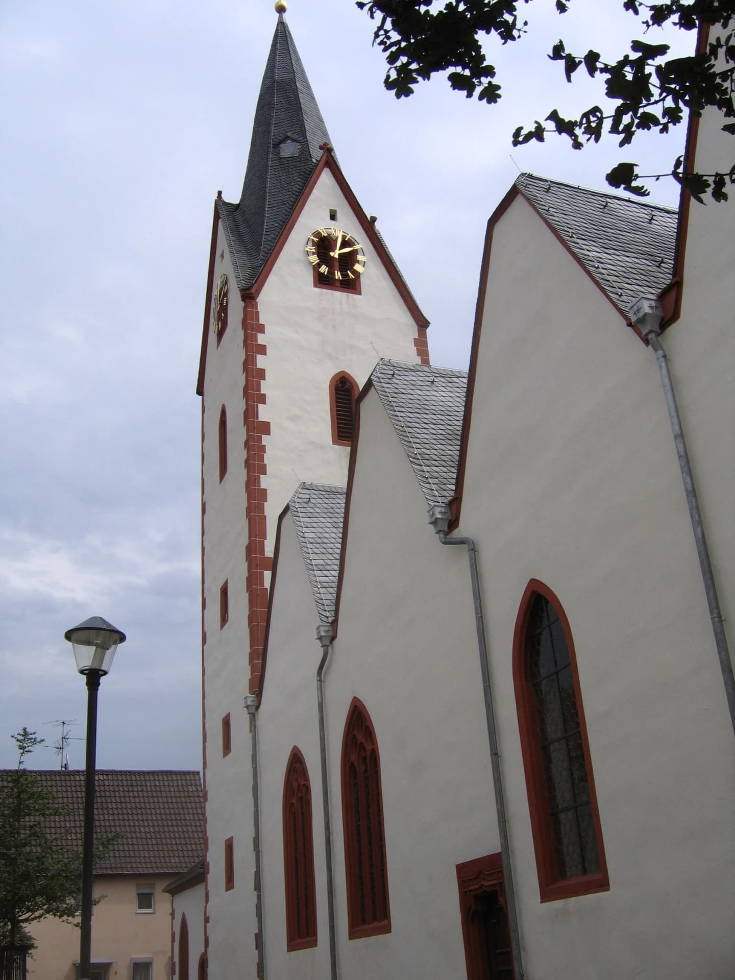 Stadtkirche St. Nikolaus von der Chorseite in Babenhausen