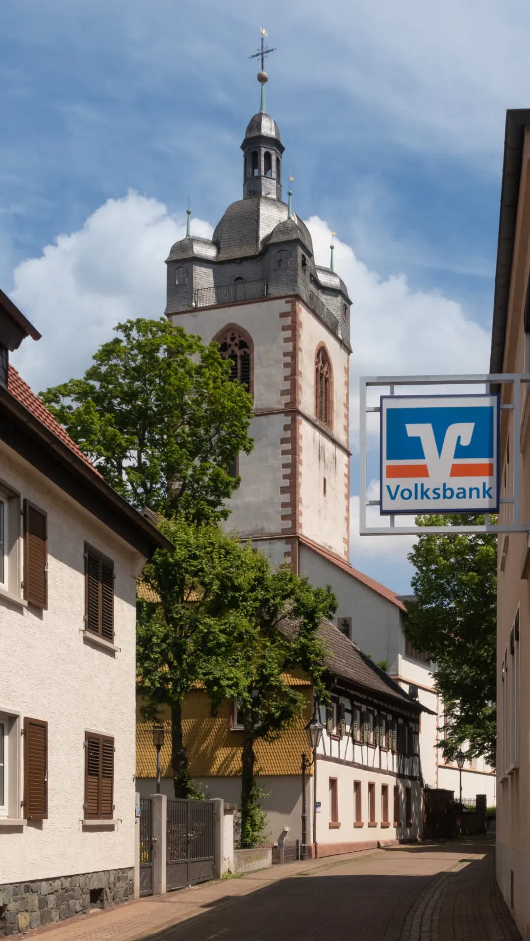 Turm der Stadtkirche über einer Gasse in Groß-Gerau
