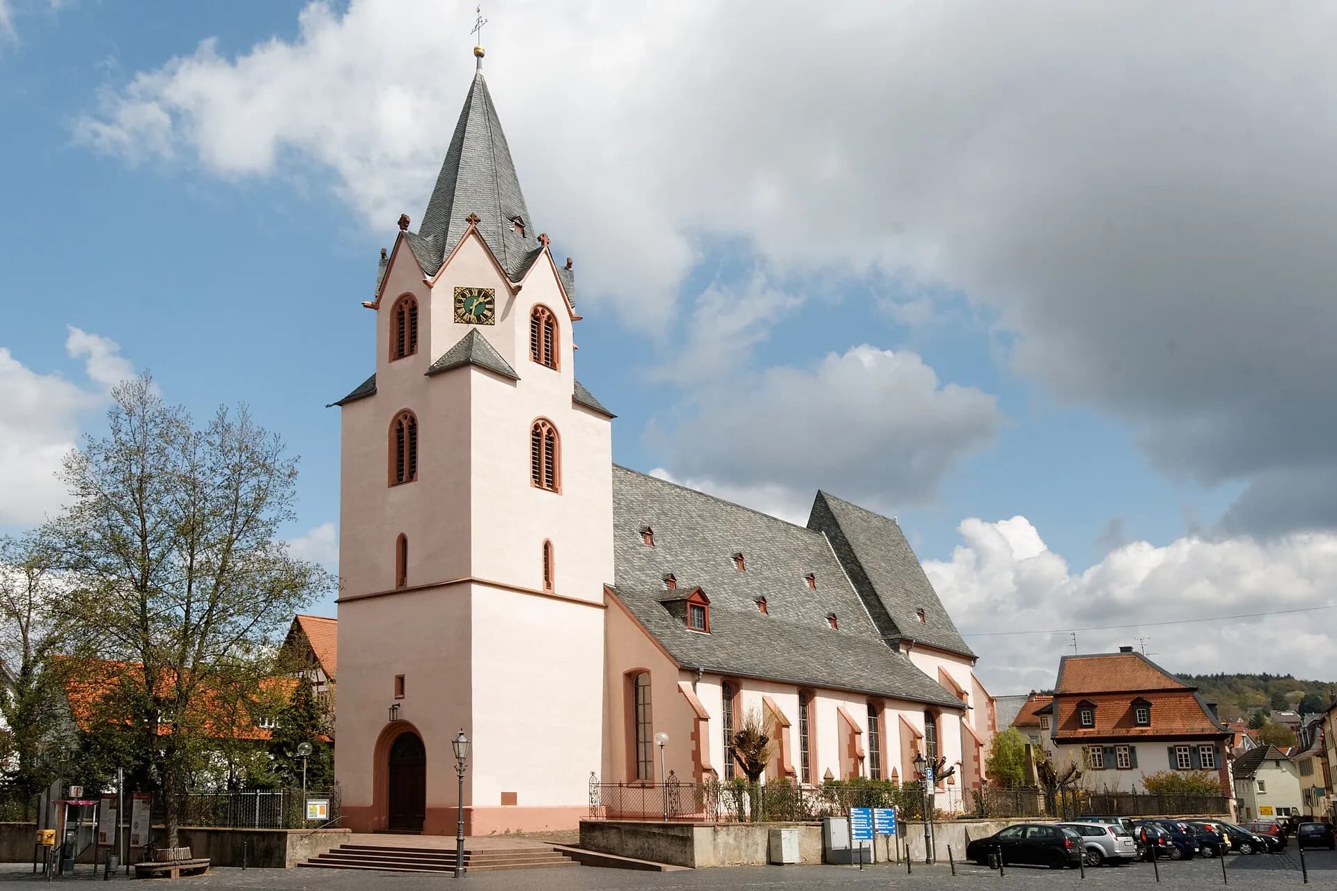 Evangelische Stadtkirche und Kirchplatz in Groß-Umstadt