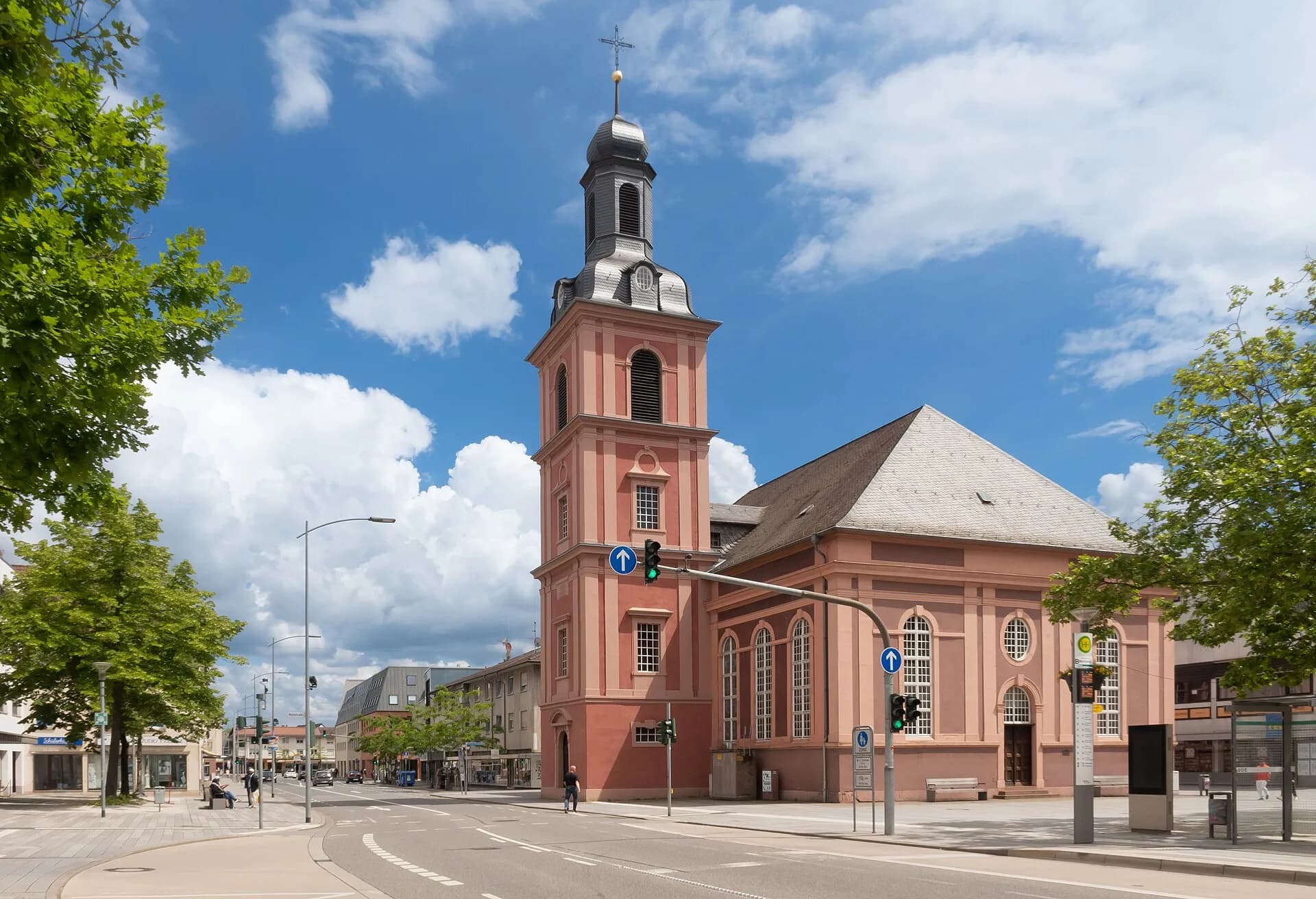 Straßenansicht der evangelischen Stadtkirche in Rüsselsheim