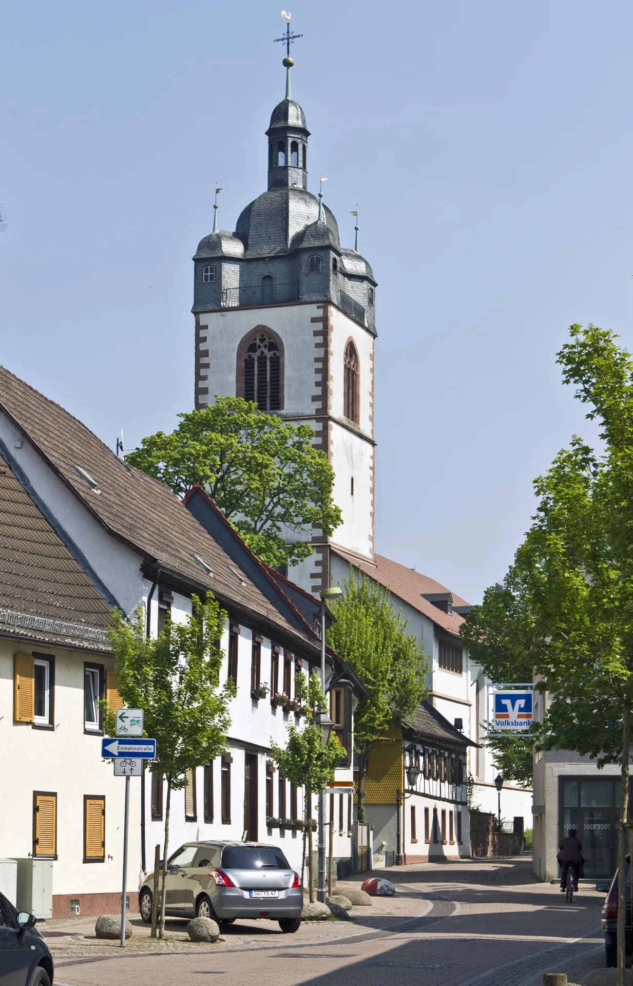 Straßenzug mit dem Turm der Stadtkirche in Groß-Gerau