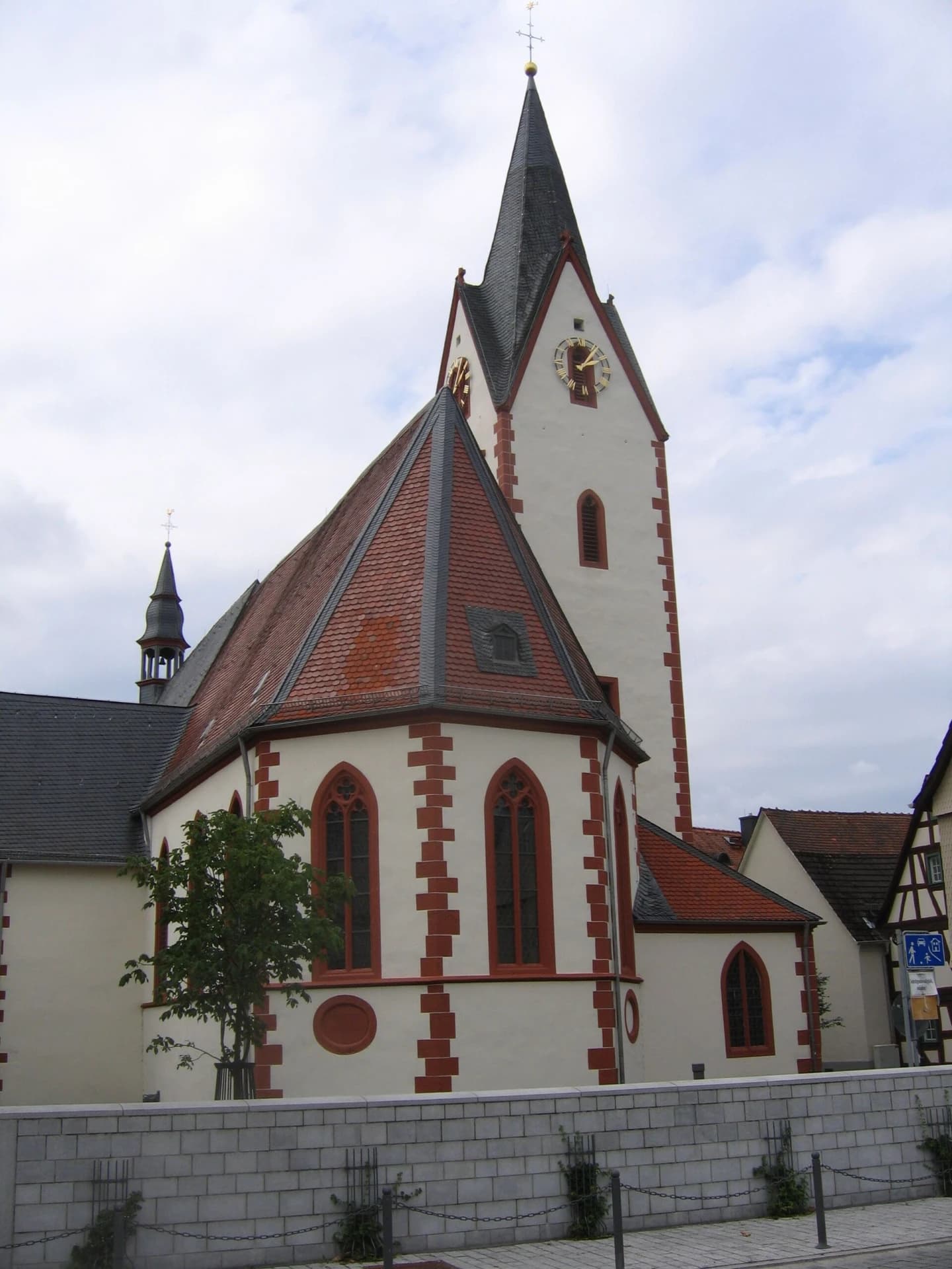 Stadtkirche St. Nikolaus von der Südseite in Babenhausen