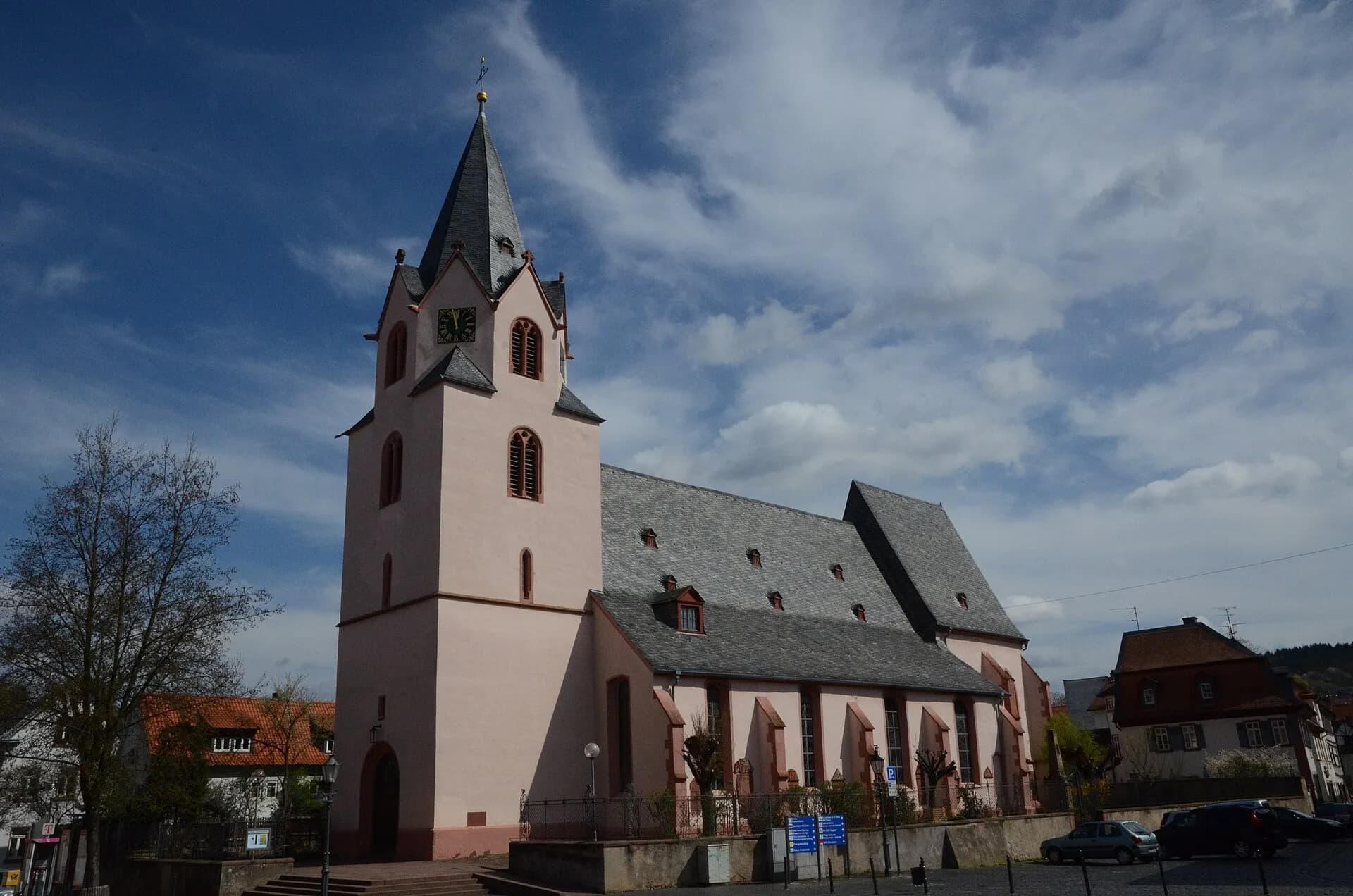 Südseite der Evangelischen Stadtkirche in Groß-Umstadt