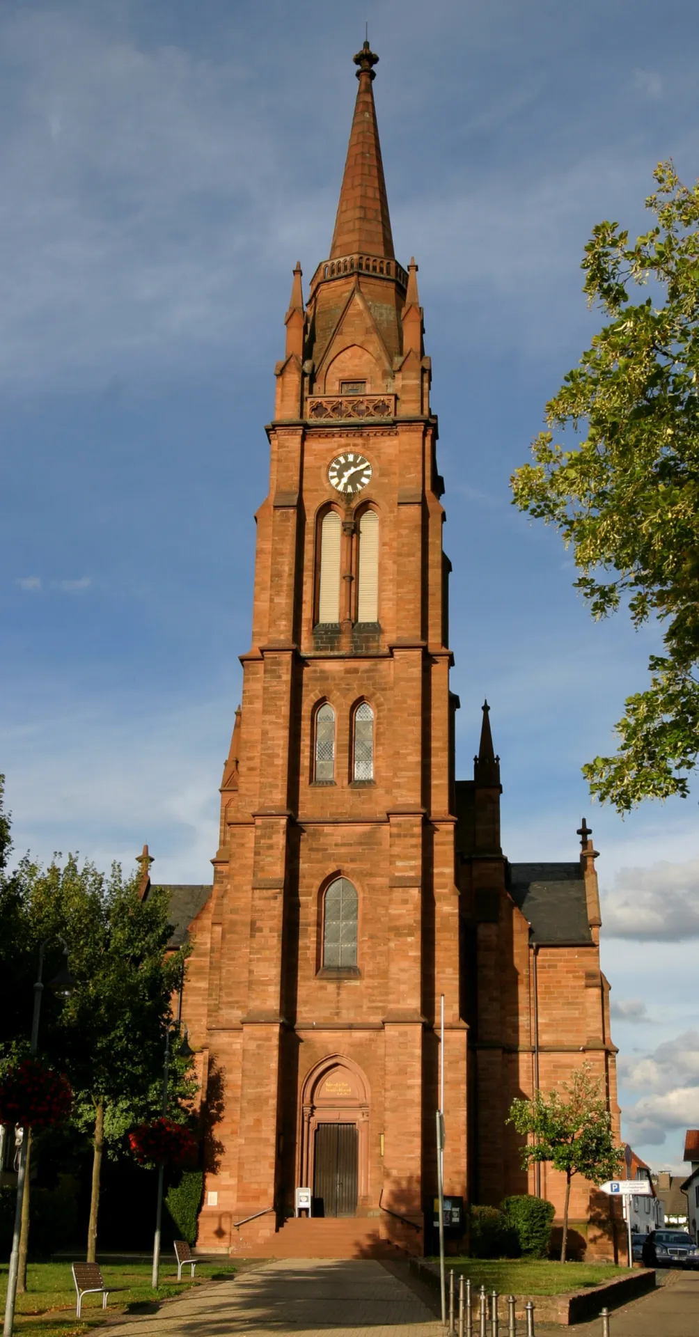 Kirchturm der Evangelischen Stadtkirche in Langen von Südwesten