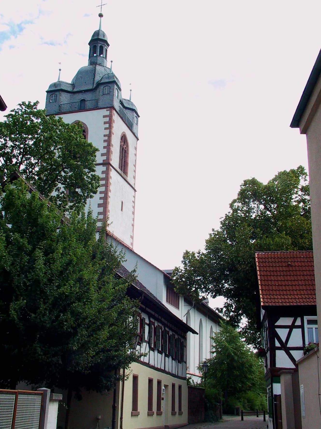 Turm der Stadtkirche über den Dächern von Groß-Gerau