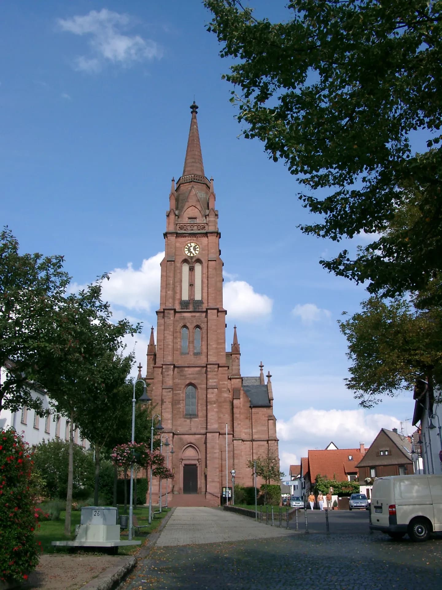 Turm der Evangelischen Stadtkirche in Langen über der Straße