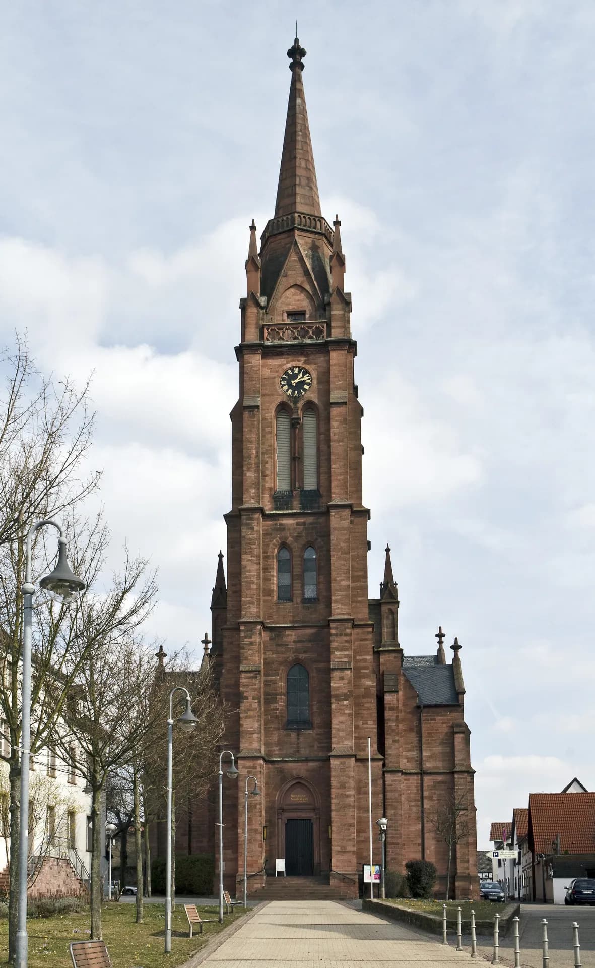 Evangelische Stadtkirche in Langen mit Vorplatz