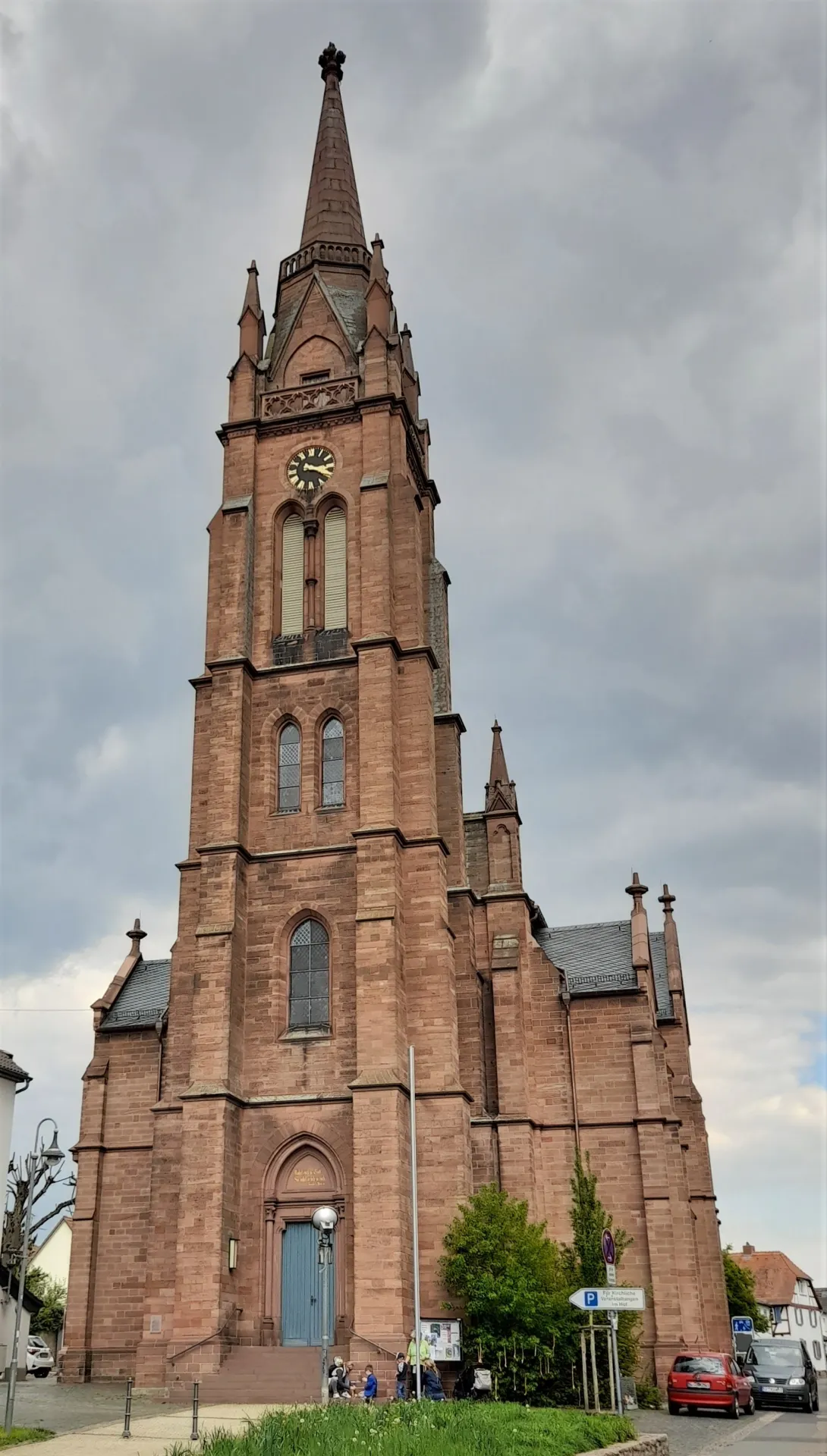 Evangelische Stadtkirche in Langen von Westen