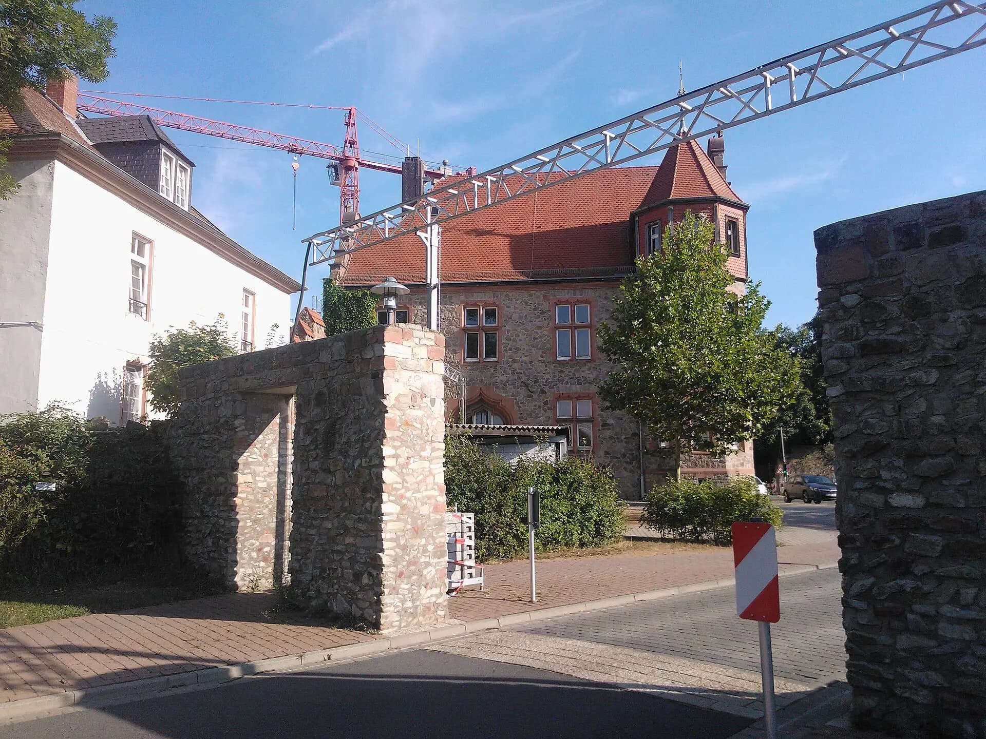 Stadtmauerrest am Albinischloss in Dieburg
