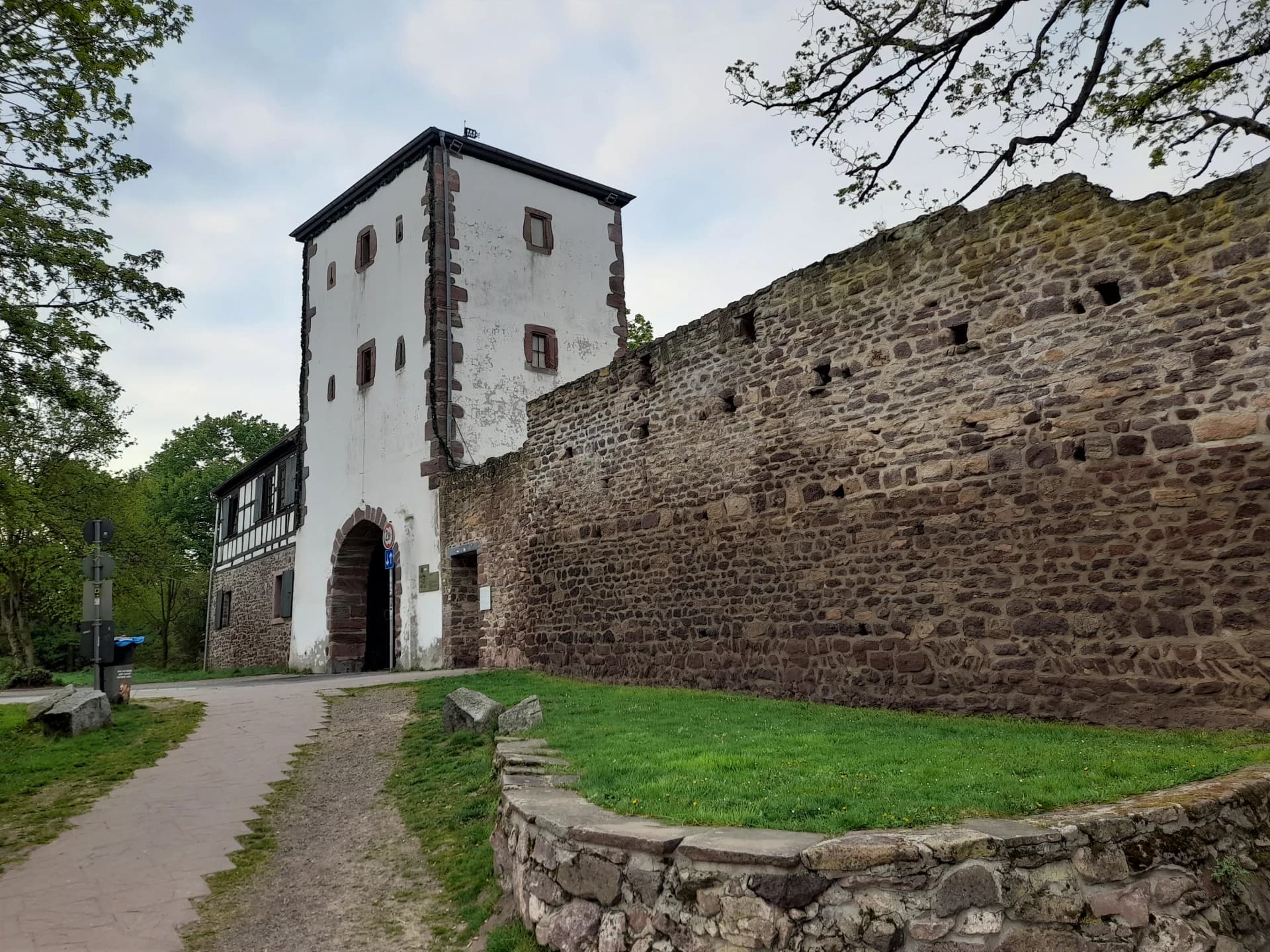 Stadtmauer mit Torturm in Dreieich-Dreieichenhain
