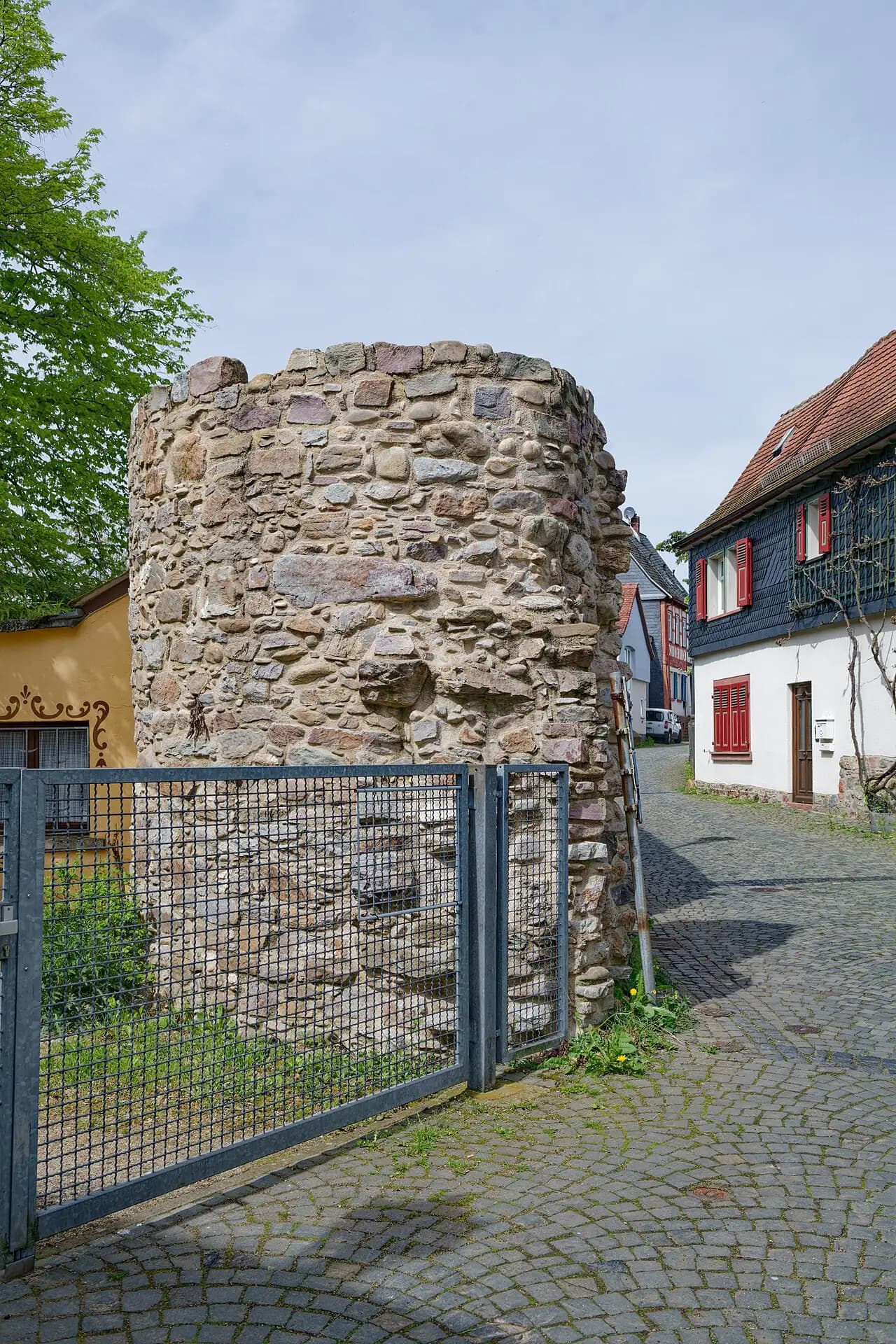Halbschalenturm der Stadtmauer in Oberursel (Taunus)