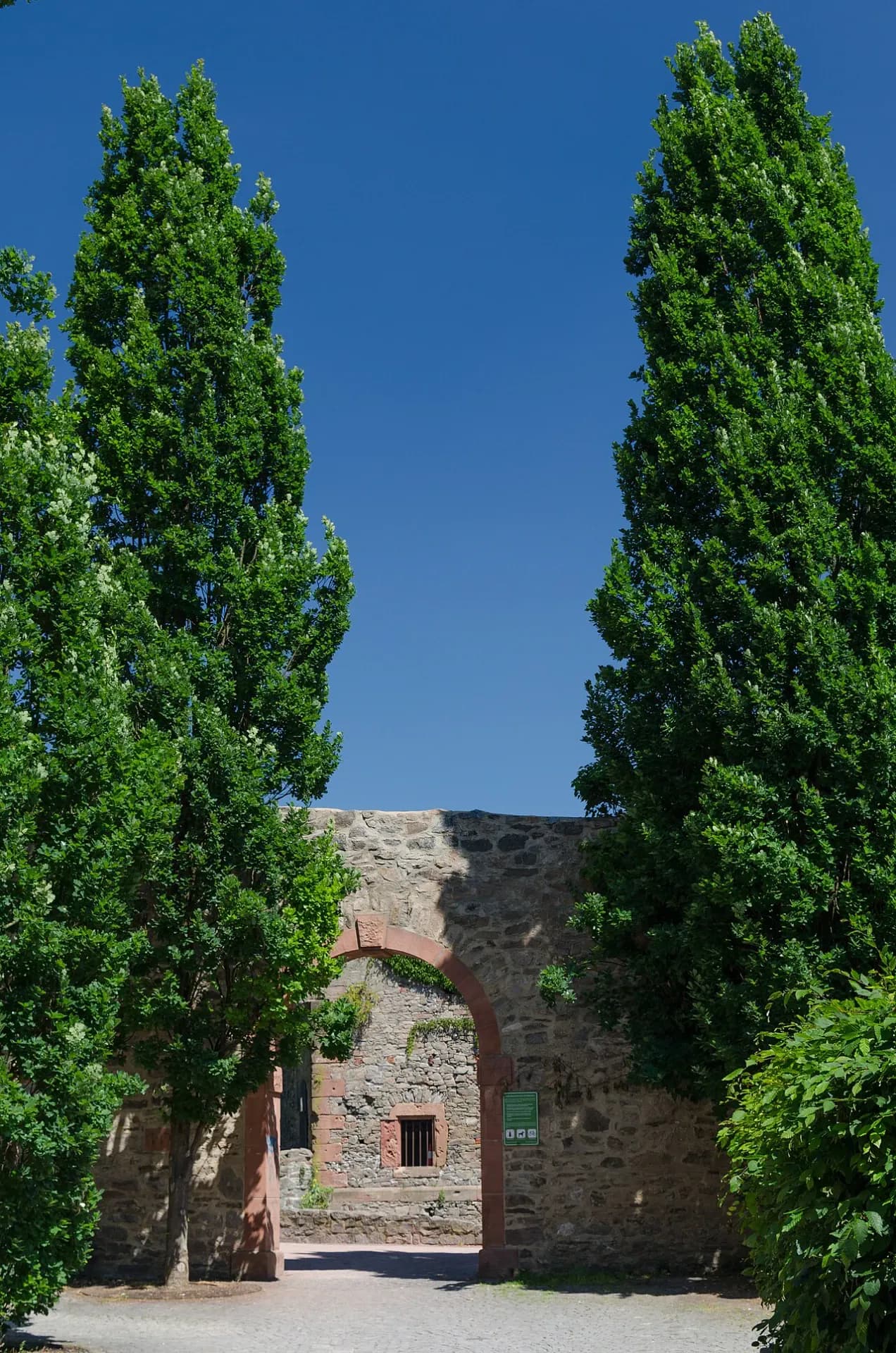 Stadtmauer an der Kirchenruine zum Heiligen Grabe in Aschaffenburg