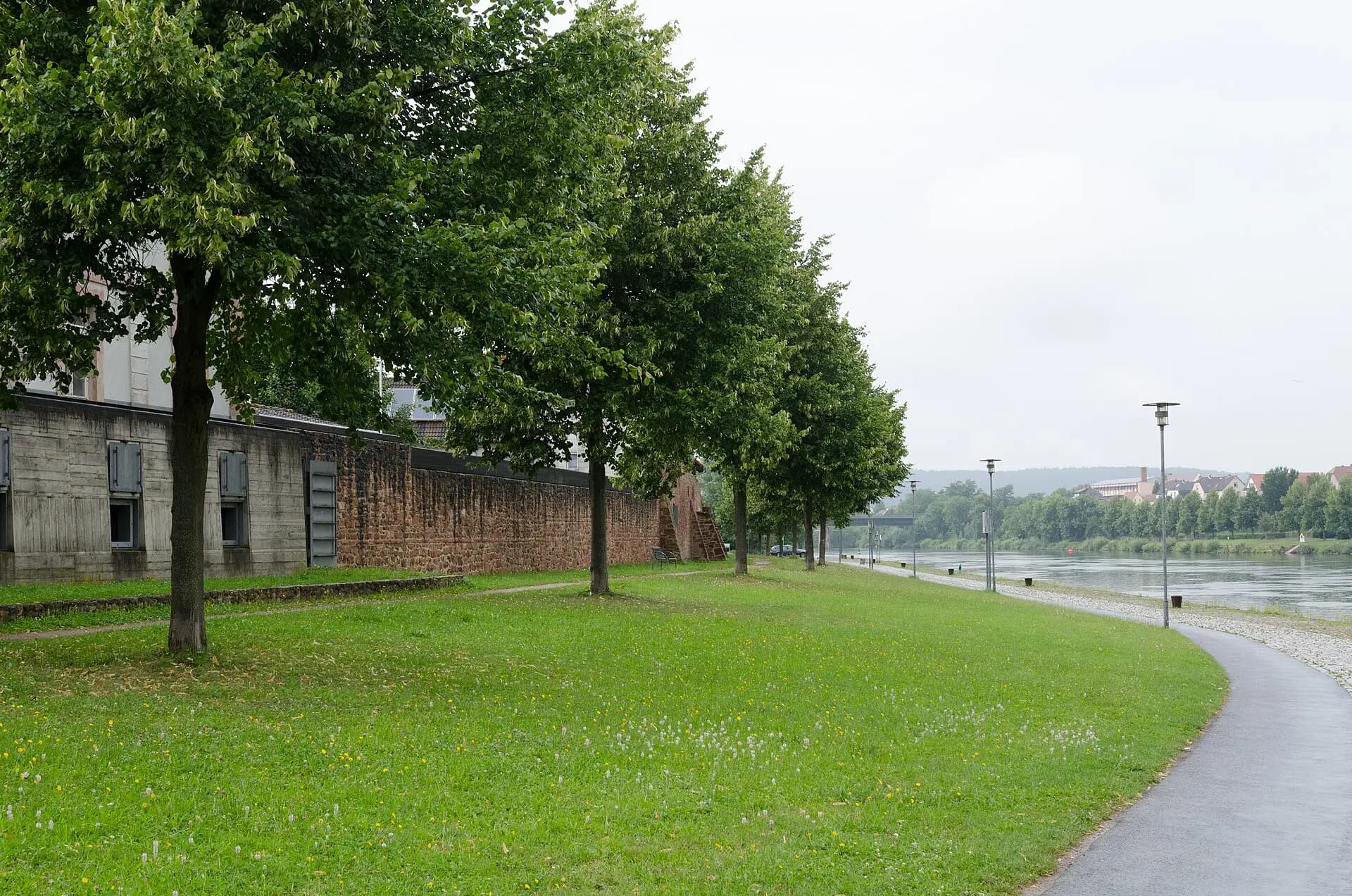 Stadtmauer auf der Mainseite in Wörth am Main
