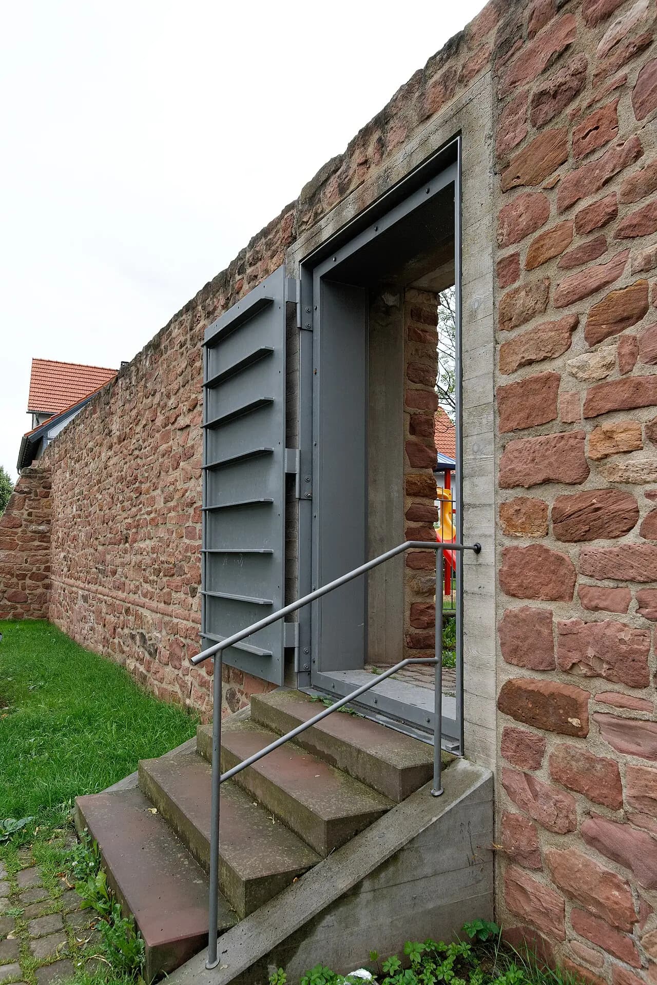 Stadtmauer mit eingebautem Hochwassertor in Wörth am Main