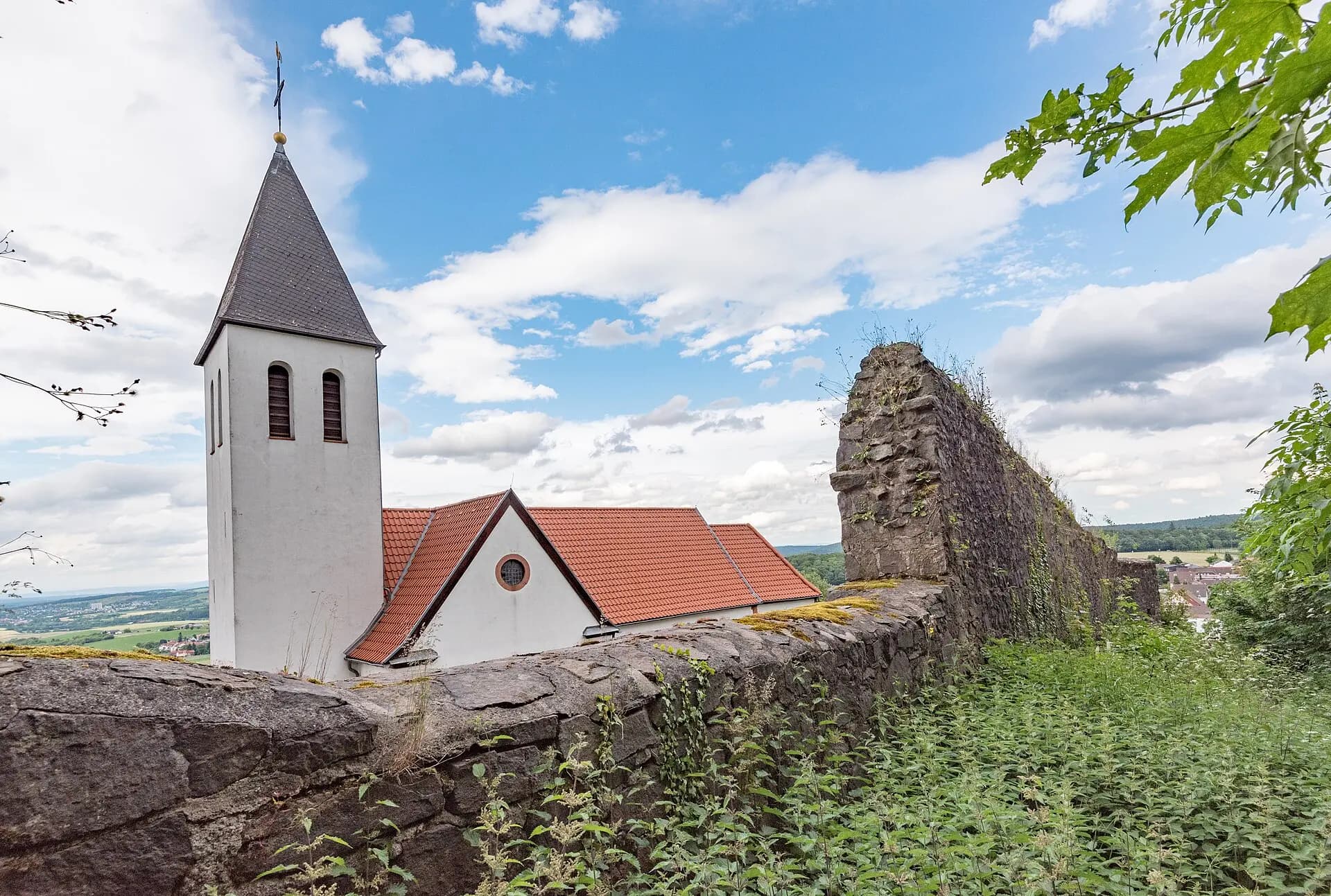 Stadtmauerrest und Kirchturm in Otzberg-Hering