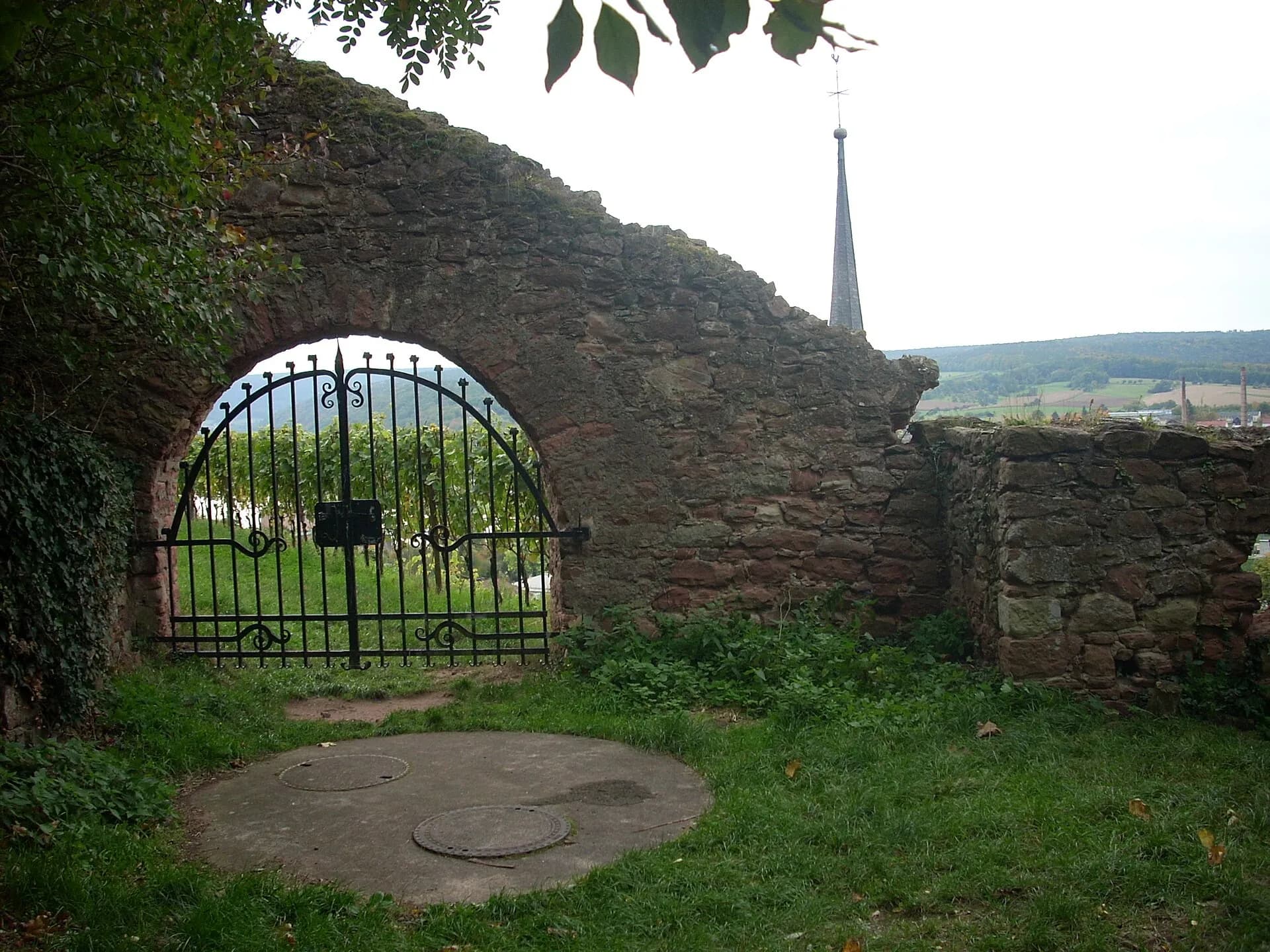 Torbogen der alten Stadtmauer mit Blick zum Kirchturm in Klingenberg am Main