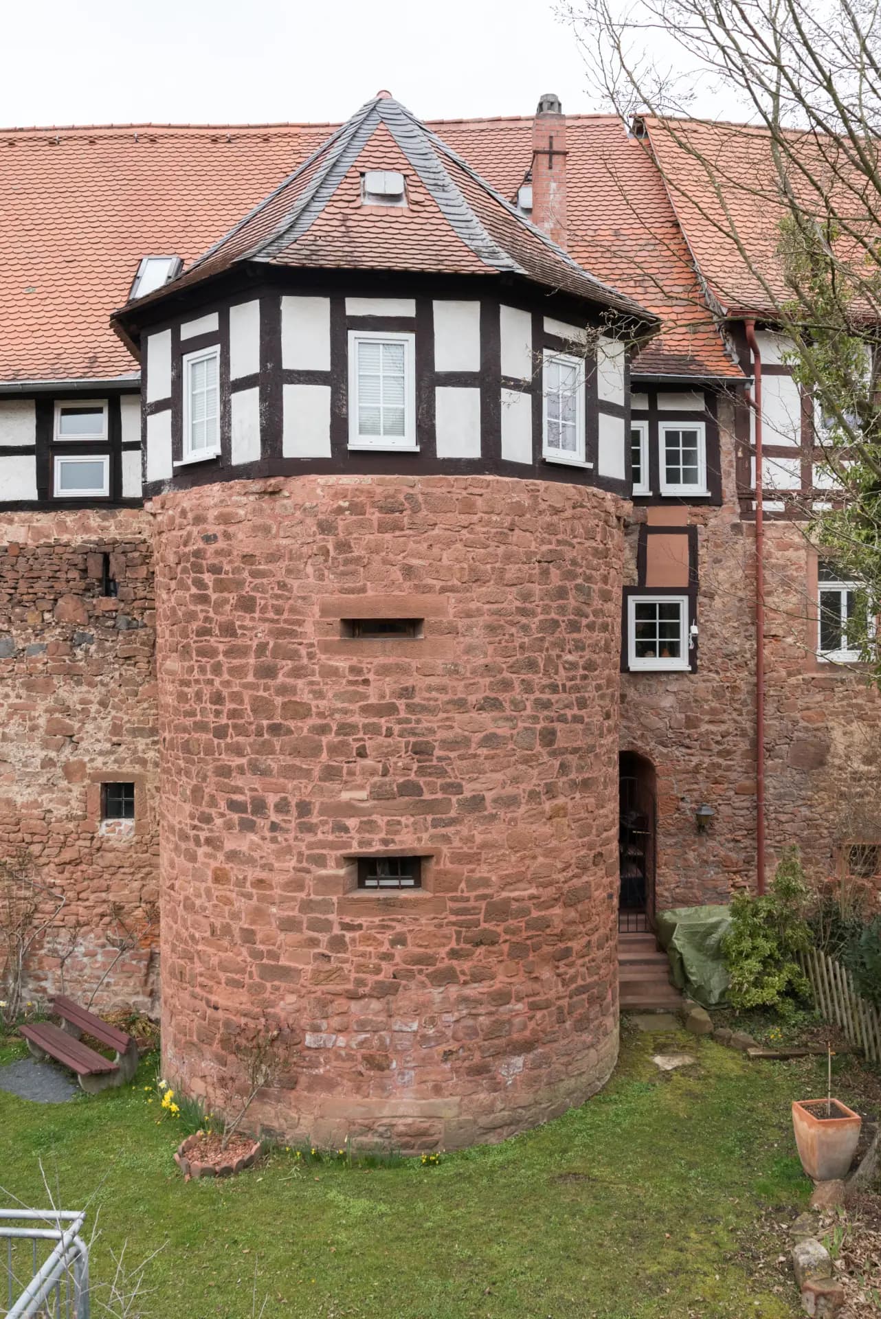 Rundturm der Stadtbefestigung mit Fachwerkaufsatz in Büdingen
