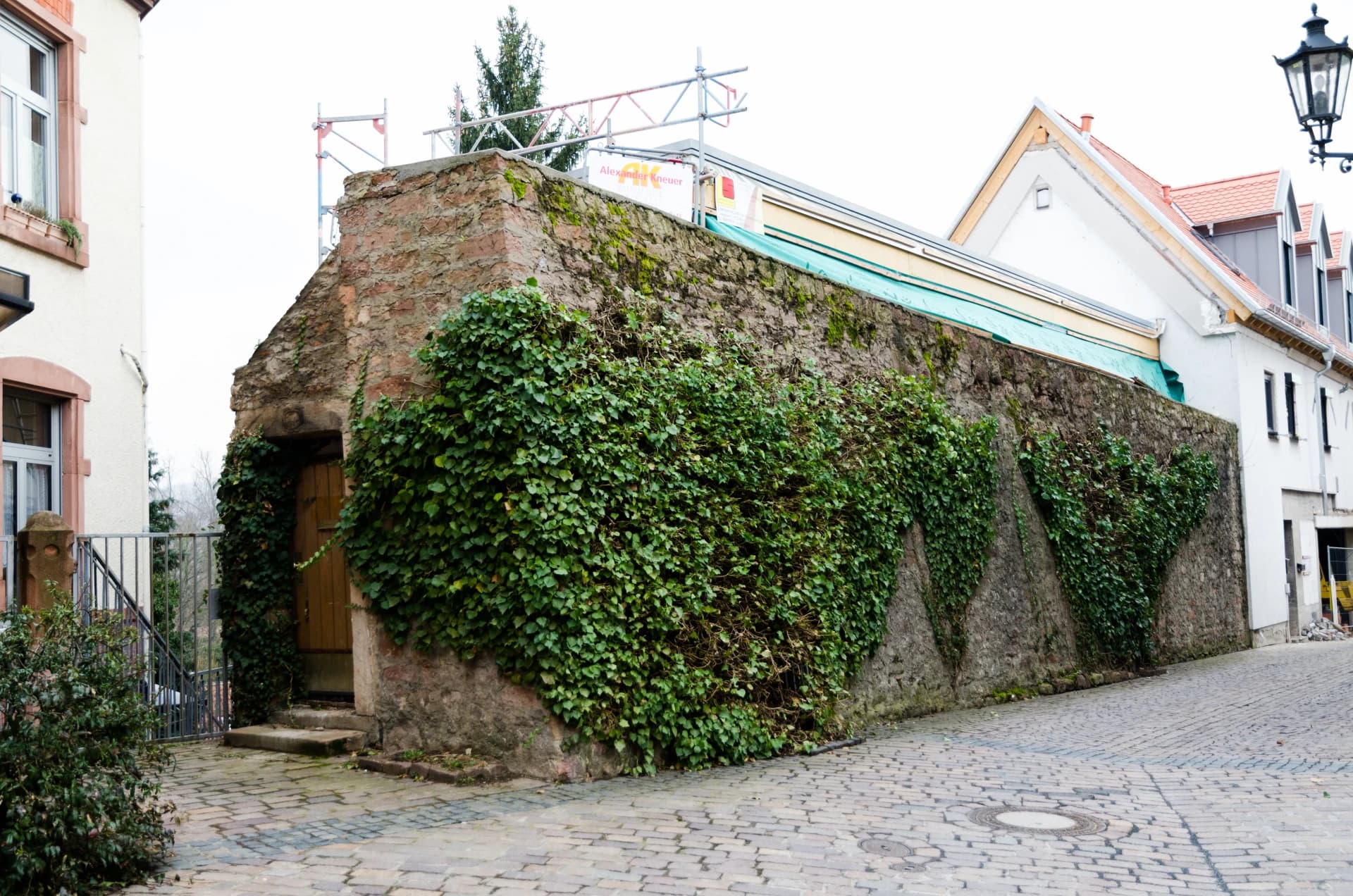 Efeubewachsene historische Stadtmauer an der Sackgasse in Aschaffenburg