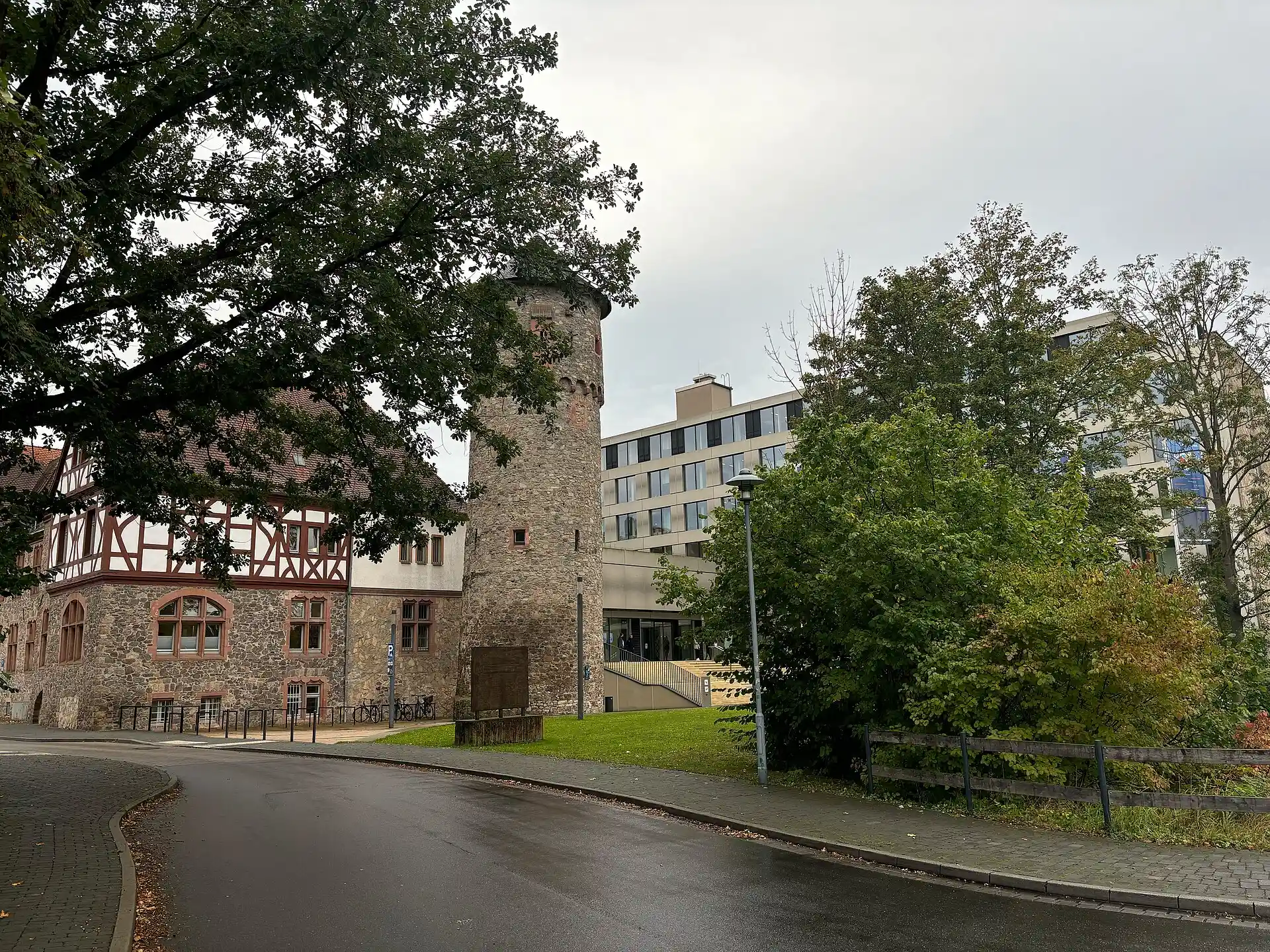 Straßenblick auf die Stadtmauer in Dieburg
