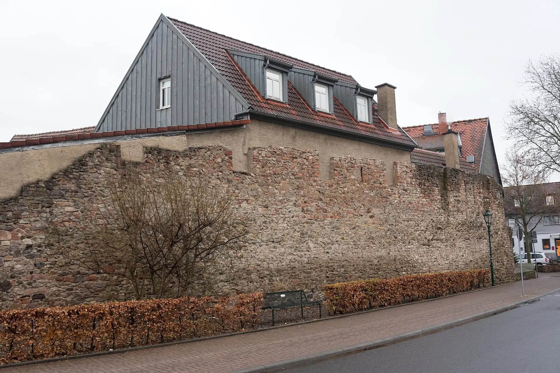 Stadtmauer von der Straßenseite in Dieburg
