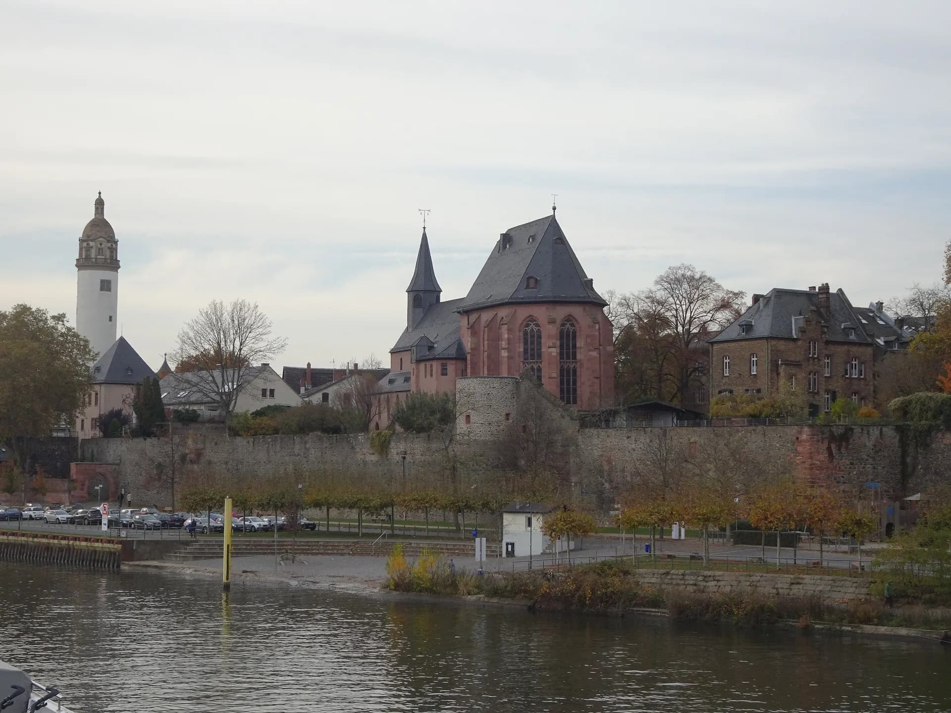 Stadtmauer am Mainufer von Frankfurt Höchst