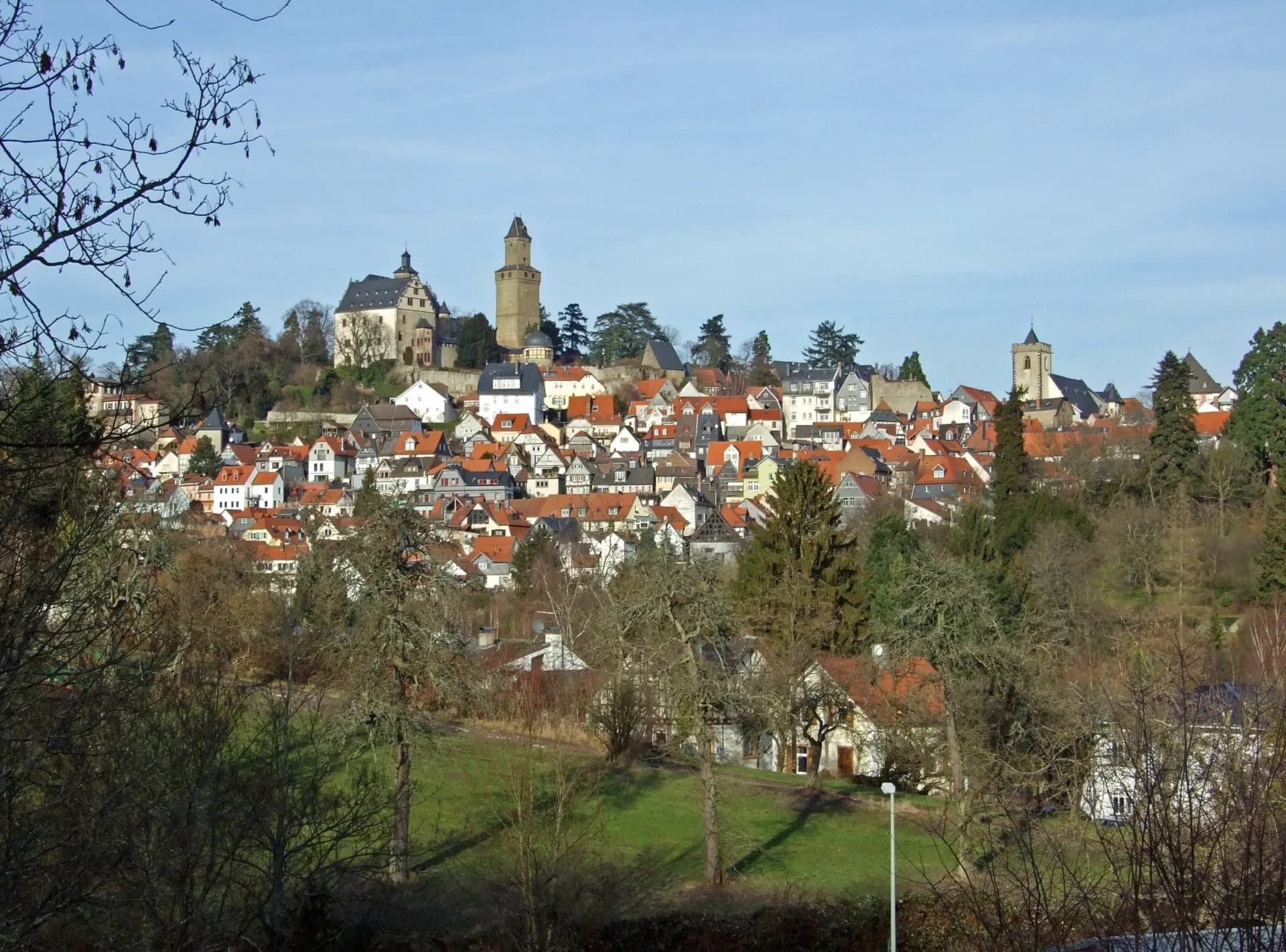Stadtpanorama von Kronberg im Taunus mit Burg und Kirchen