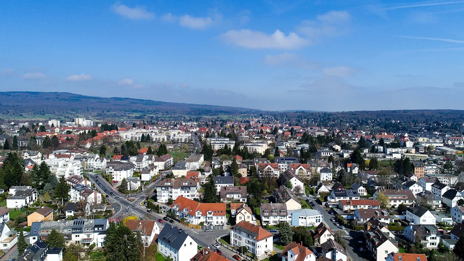 Luftbild über die Dächer der Stadt in Bad Homburg
