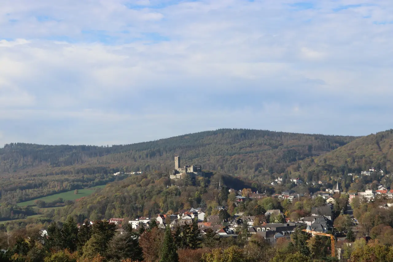 Panorama von Königstein im Taunus mit der Burgruine auf dem Hügel über der Stadt