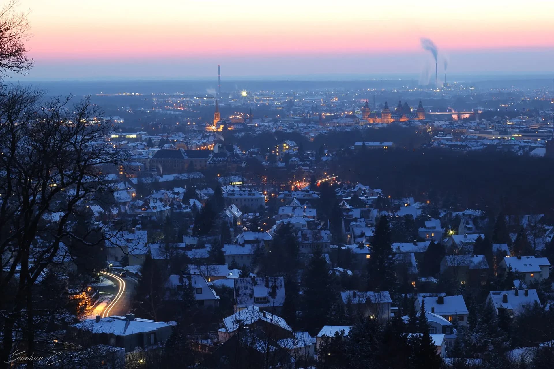 Winterliches Stadtpanorama von Aschaffenburg bei Nacht