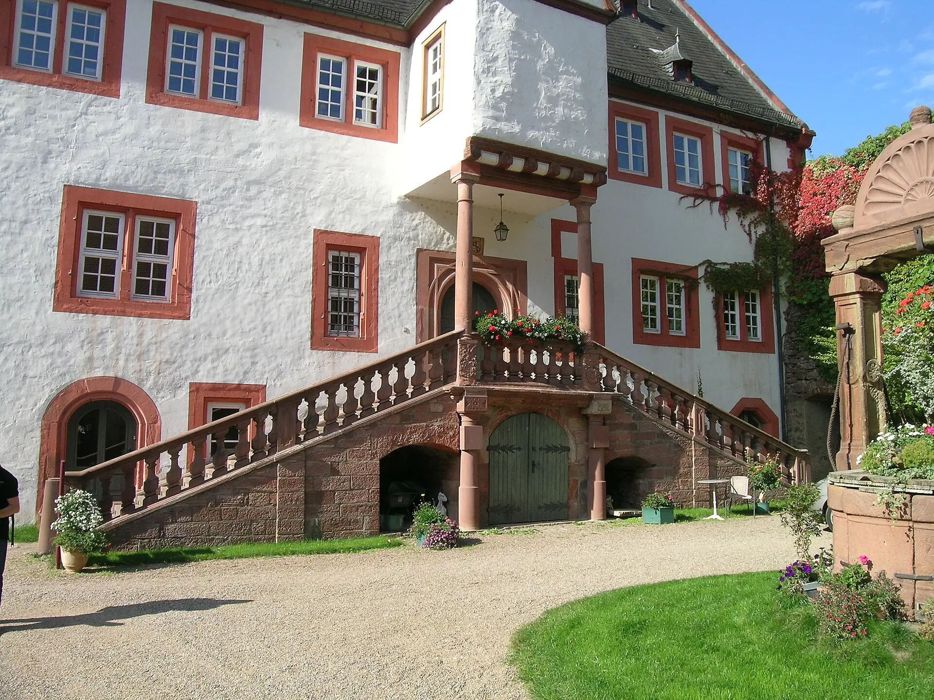 Freitreppe im Innenhof des Stadtschlosses in Klingenberg am Main