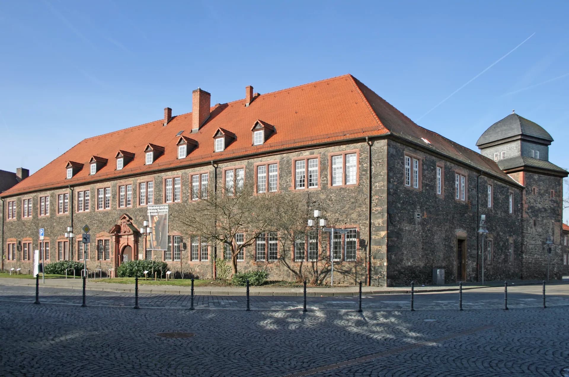 Längsseite des Marstalls am Schlossplatz in Hanau