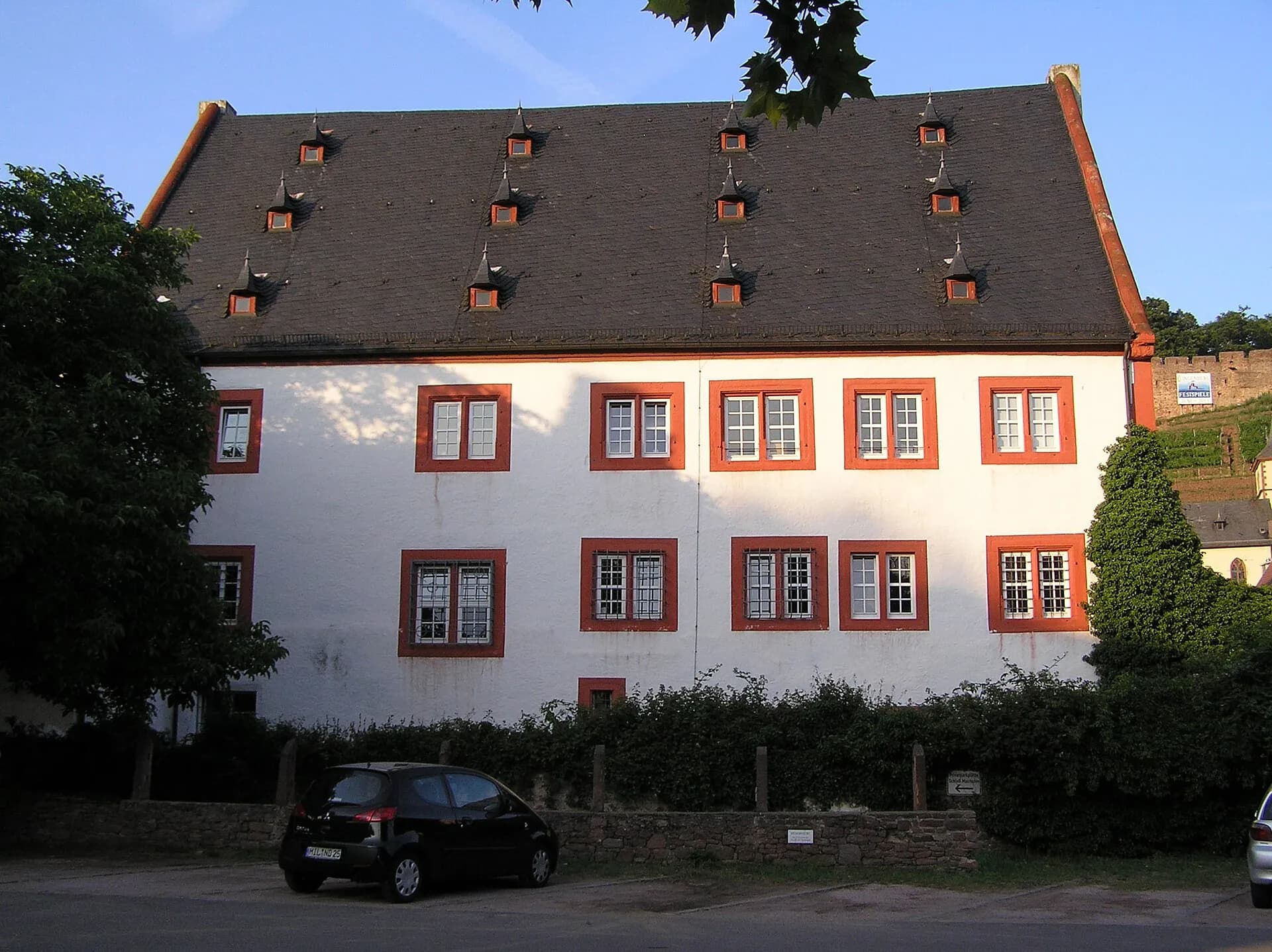 Renaissance-Stadtschloss von der Straßenseite in Klingenberg am Main