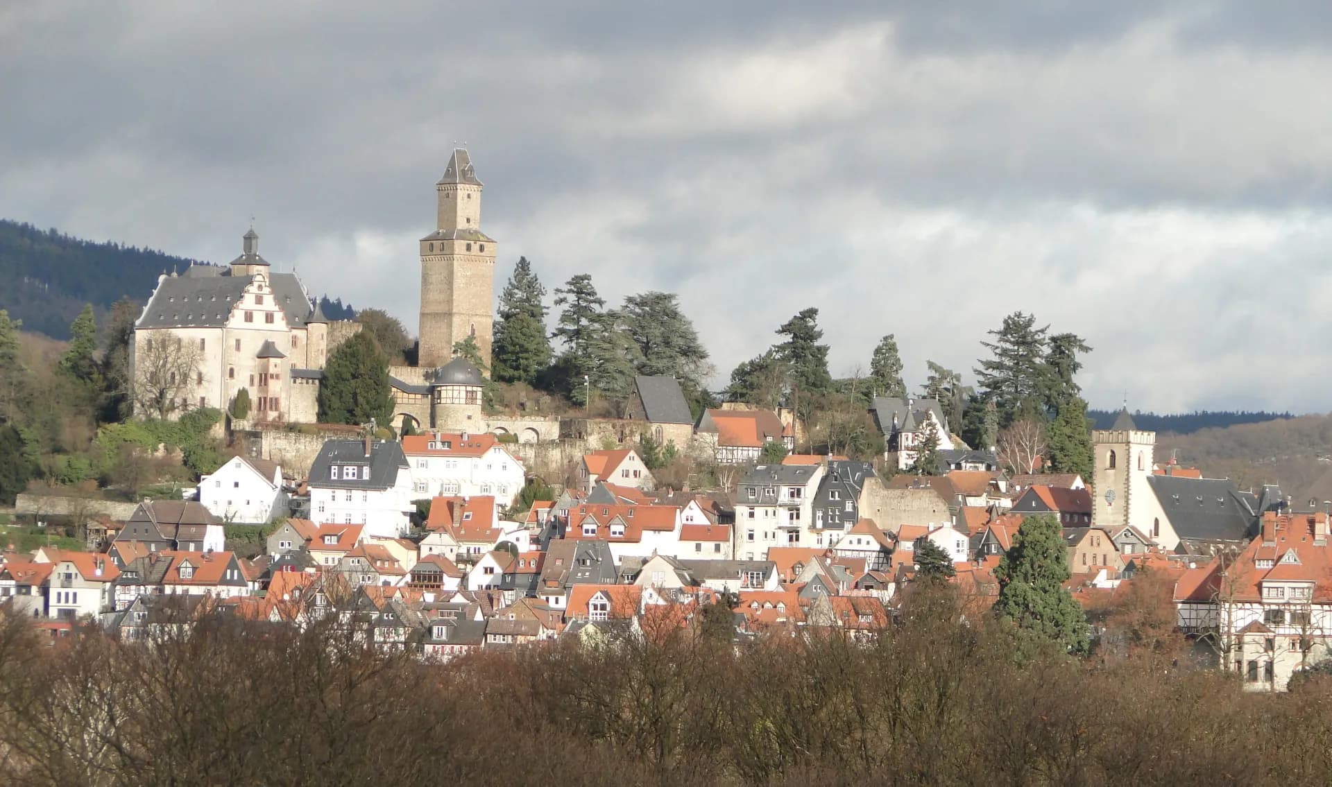 Stadtsilhouette von Kronberg im Taunus mit Burg über den Dächern