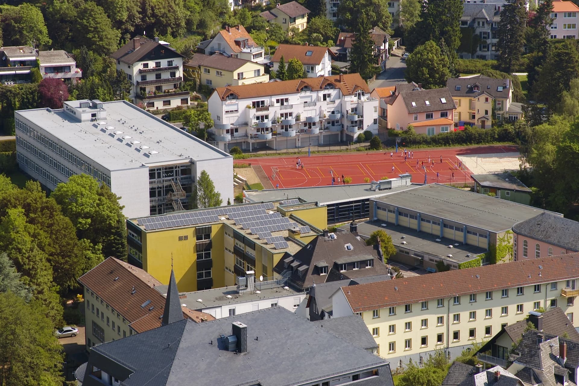 Luftbild der Stangelasschule in Königstein im Taunus