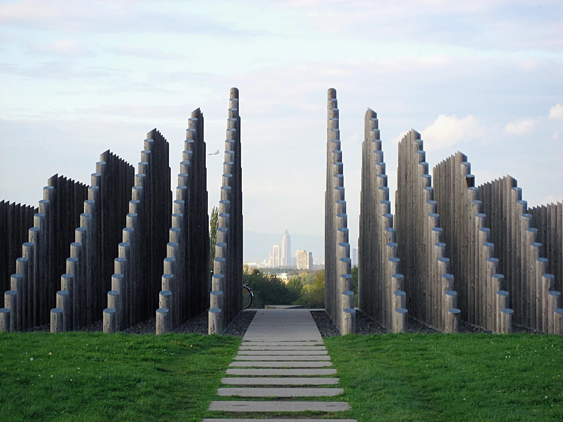 Stangenpyramide mit Blick zur Frankfurter Skyline bei Dreieich-Götzenhain