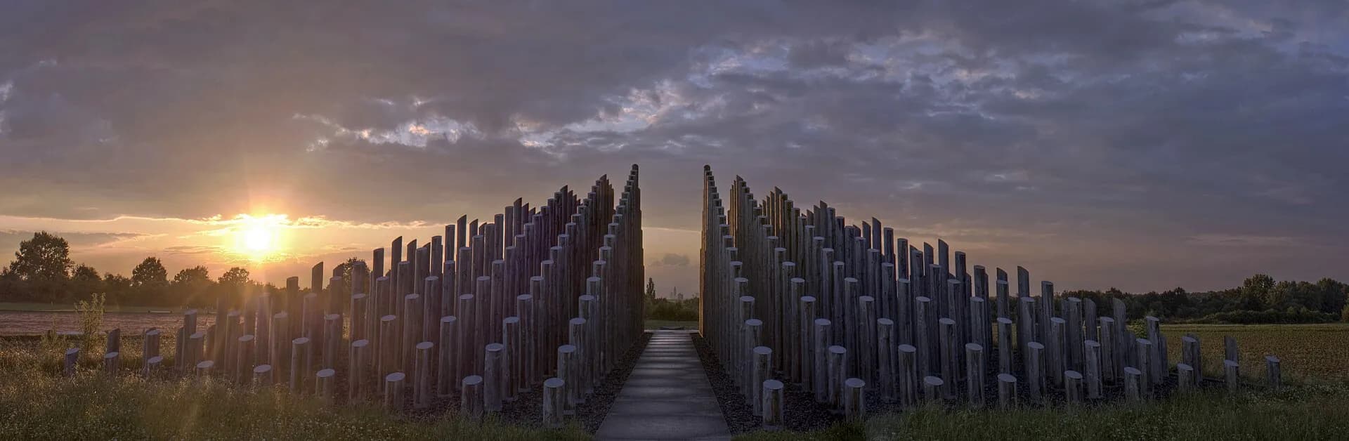 Stangenpyramide Auf der Hub im Sonnenuntergang bei Dreieich-Götzenhain