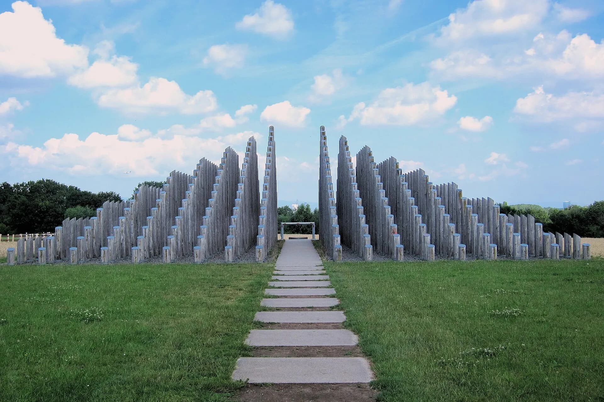 Gesamtansicht der Stangenpyramide in Dreieich-Götzenhain