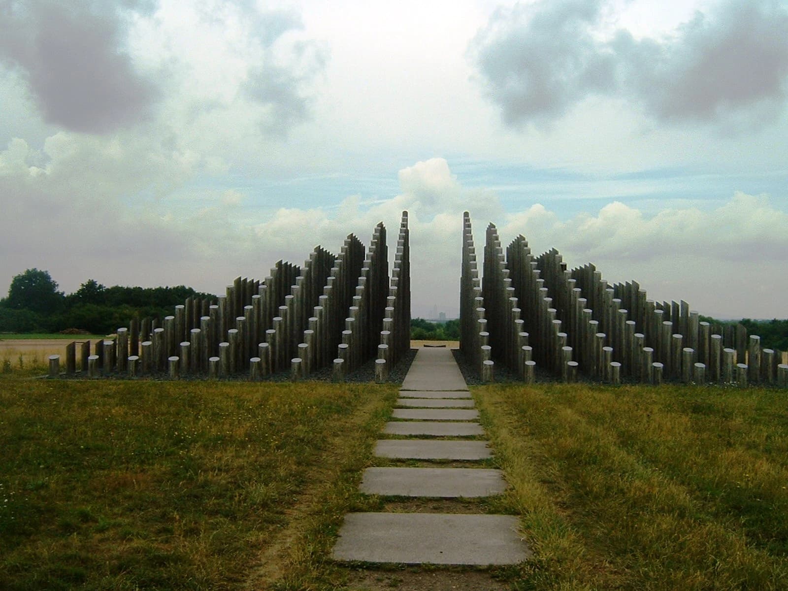Landschaftsskulptur Stangenpyramide in Dreieich