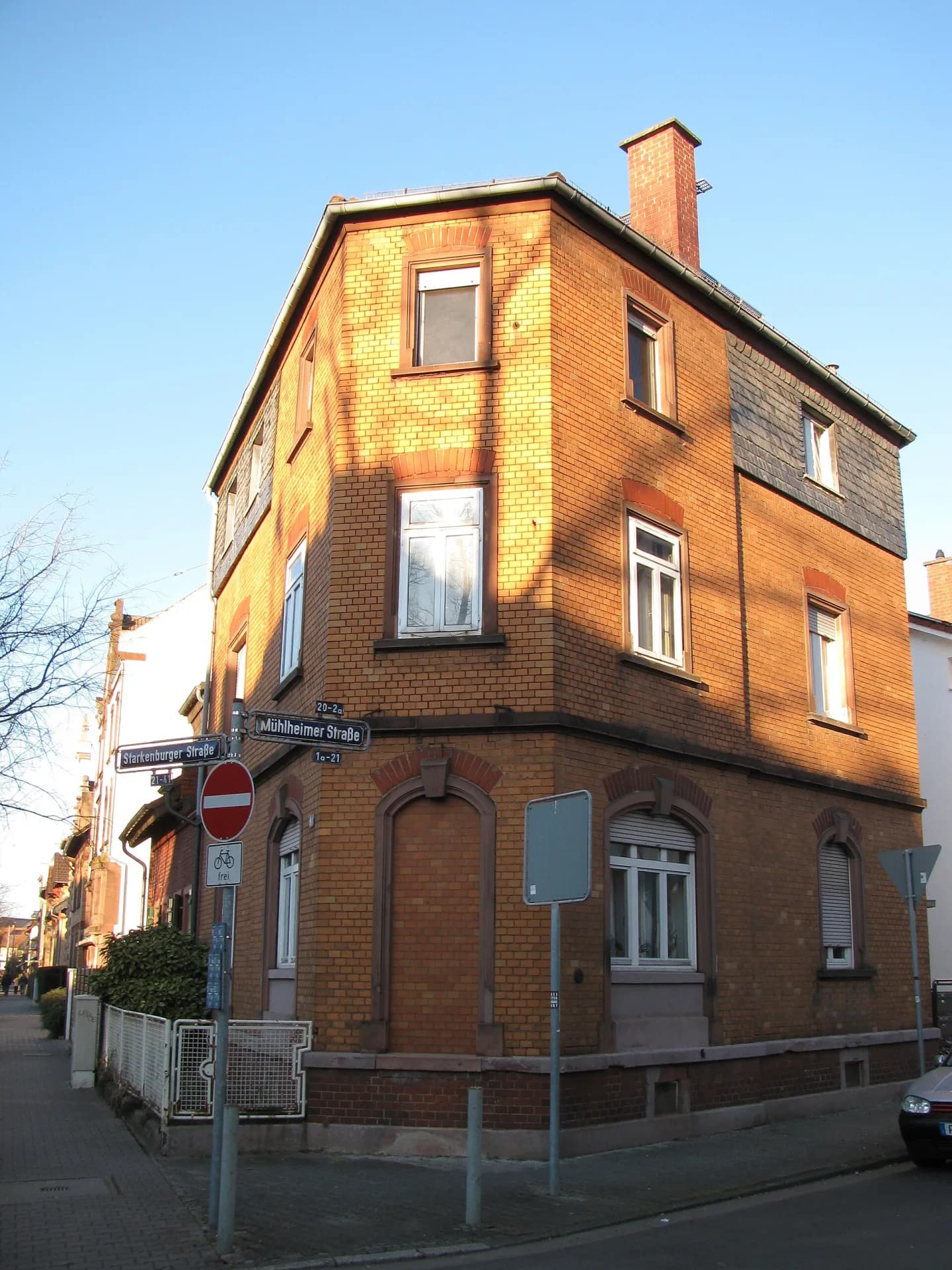 Backsteinhaus an der Ecke Starkenburger Straße in Frankfurt Fechenheim